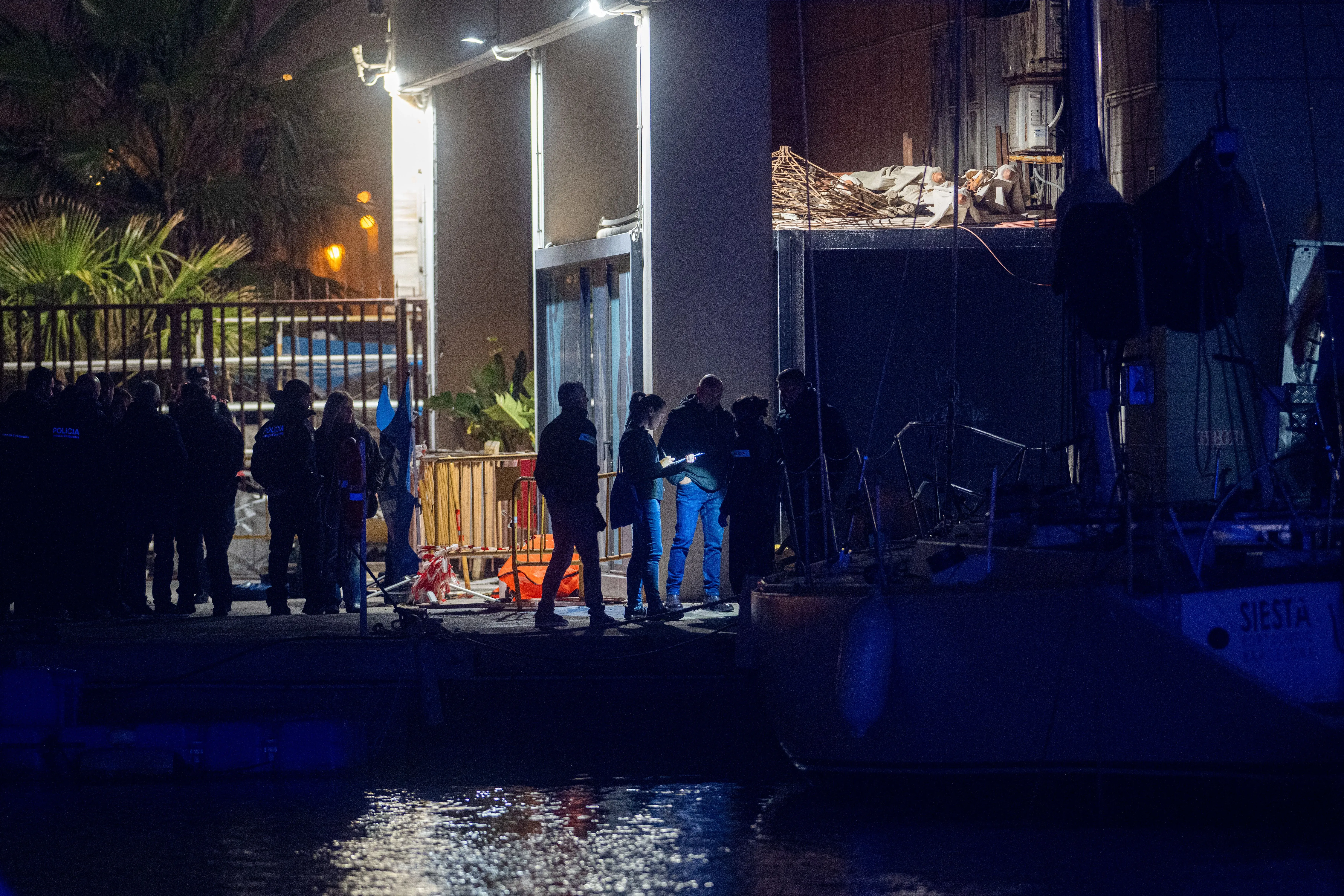 تحقيقات الشرطة في برشلونة حول وفاة الشاب الأمريكي جيمس جرايسي، حيث يظهر رجال الأمن أثناء عملهم في موقع الحادث.