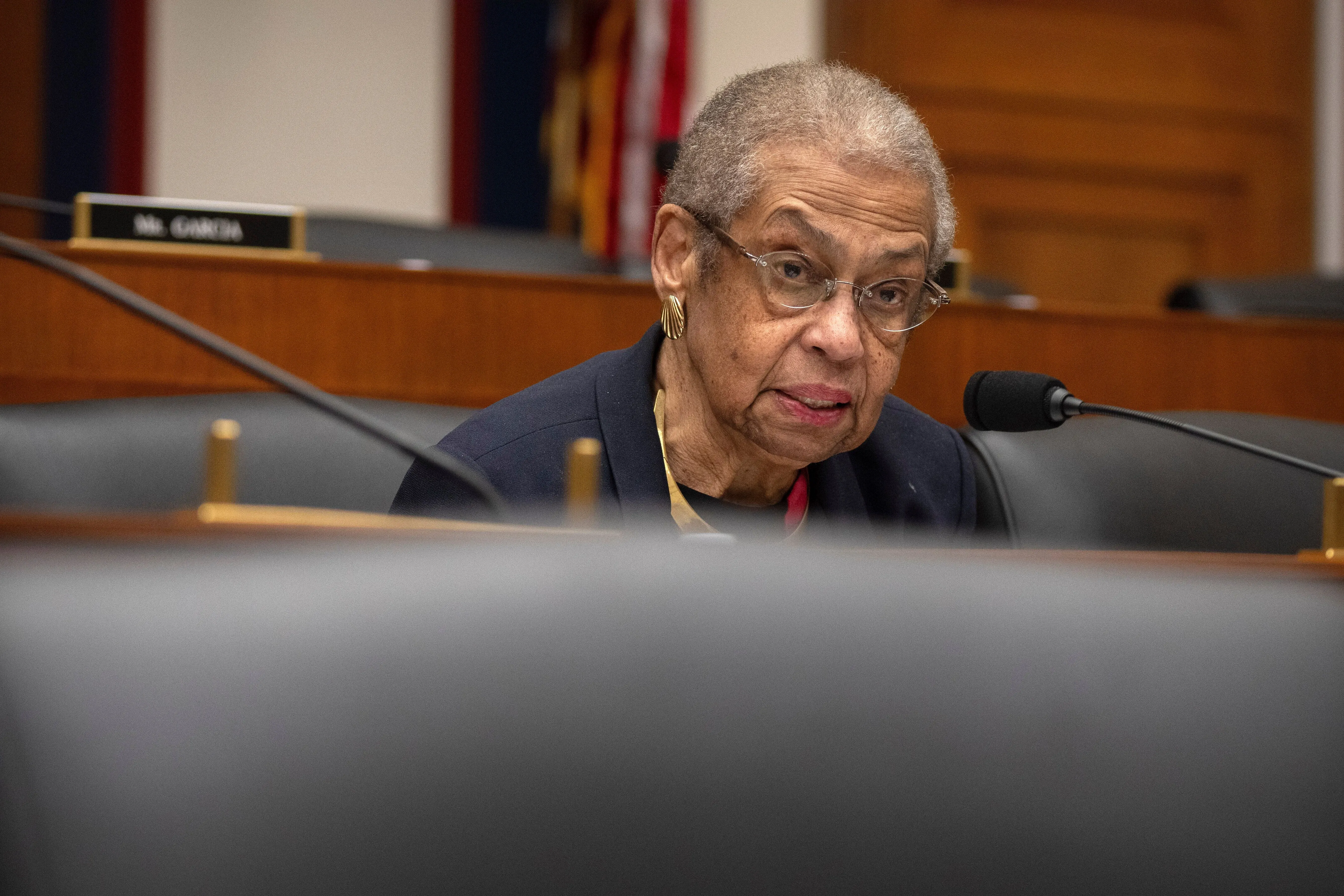 إليانور هولمز نورتون، النائبة الديمقراطية، تتحدث في جلسة بالكونغرس، مع التركيز على قضايا حقوق العاصمة وحمايتها.