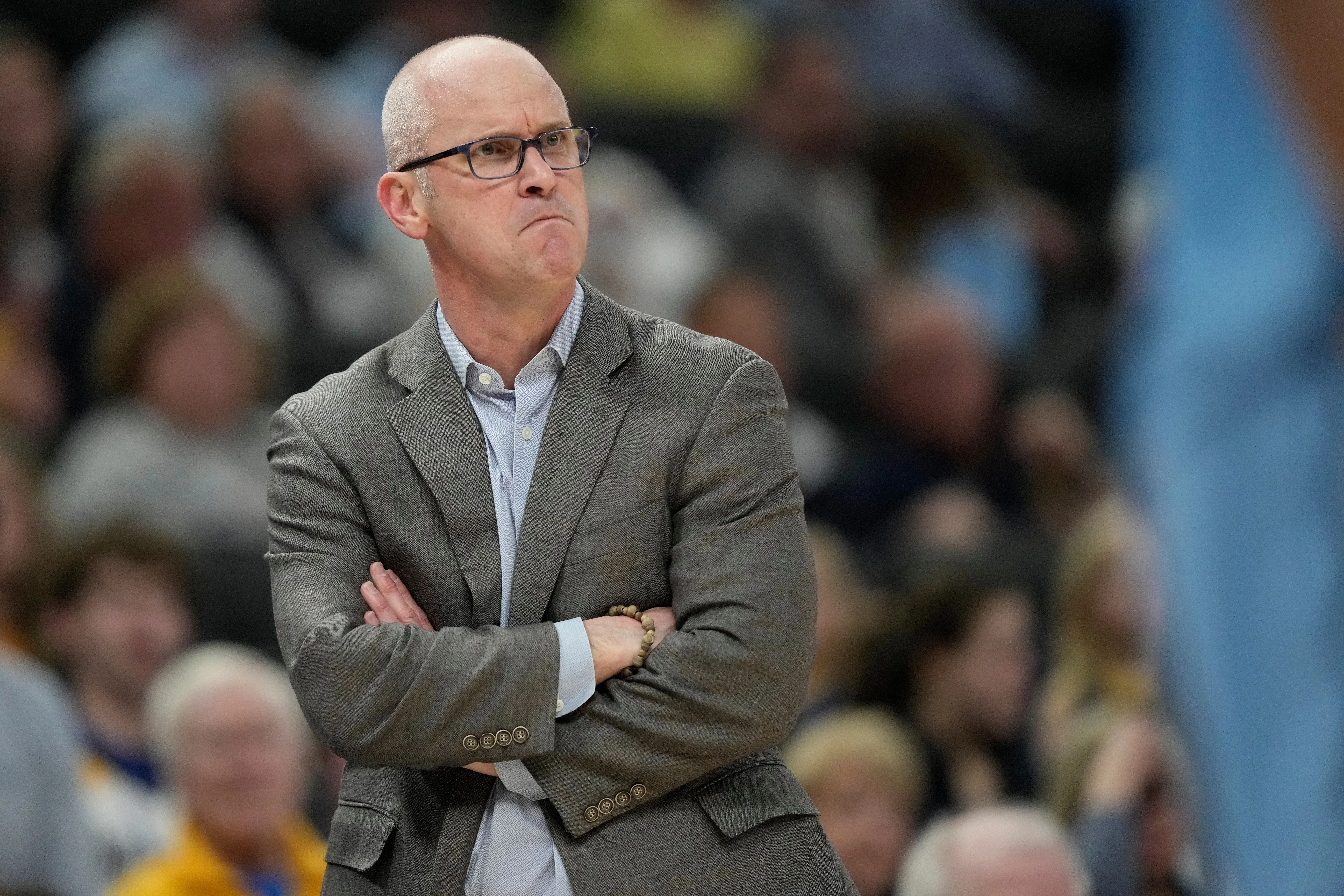 مدرب فريق يوكون دان هيرلي يظهر تعبيرات جادة أثناء مباراة، مع جمهور خلفه، مما يعكس التوتر في البطولة الإقليمية الشرقية.