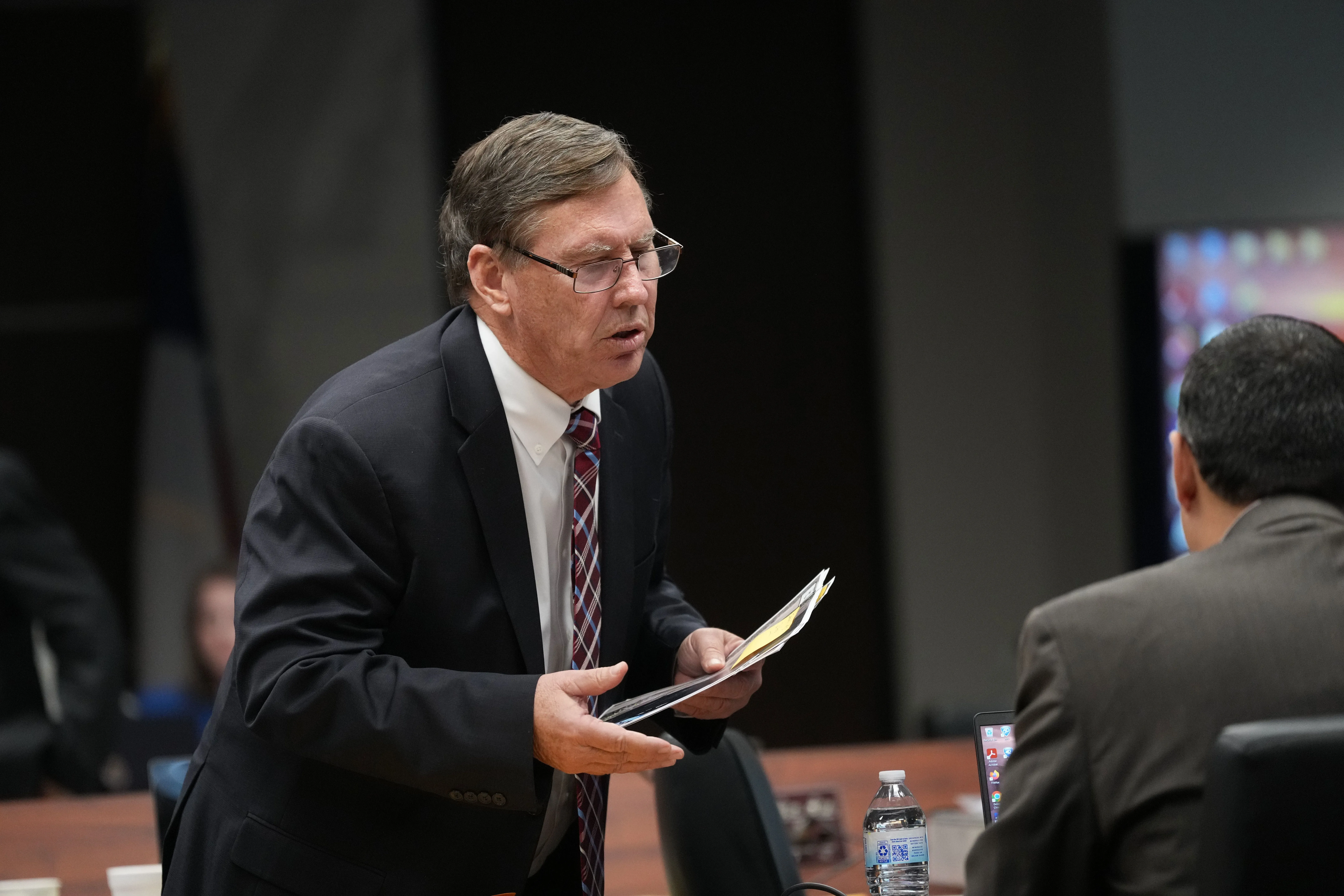 محامي الدفاع يتحدث بحماس خلال المحاكمة المتعلقة بمذبحة مدرسة أوفالدي، مع التركيز على تناقضات الشهادات.