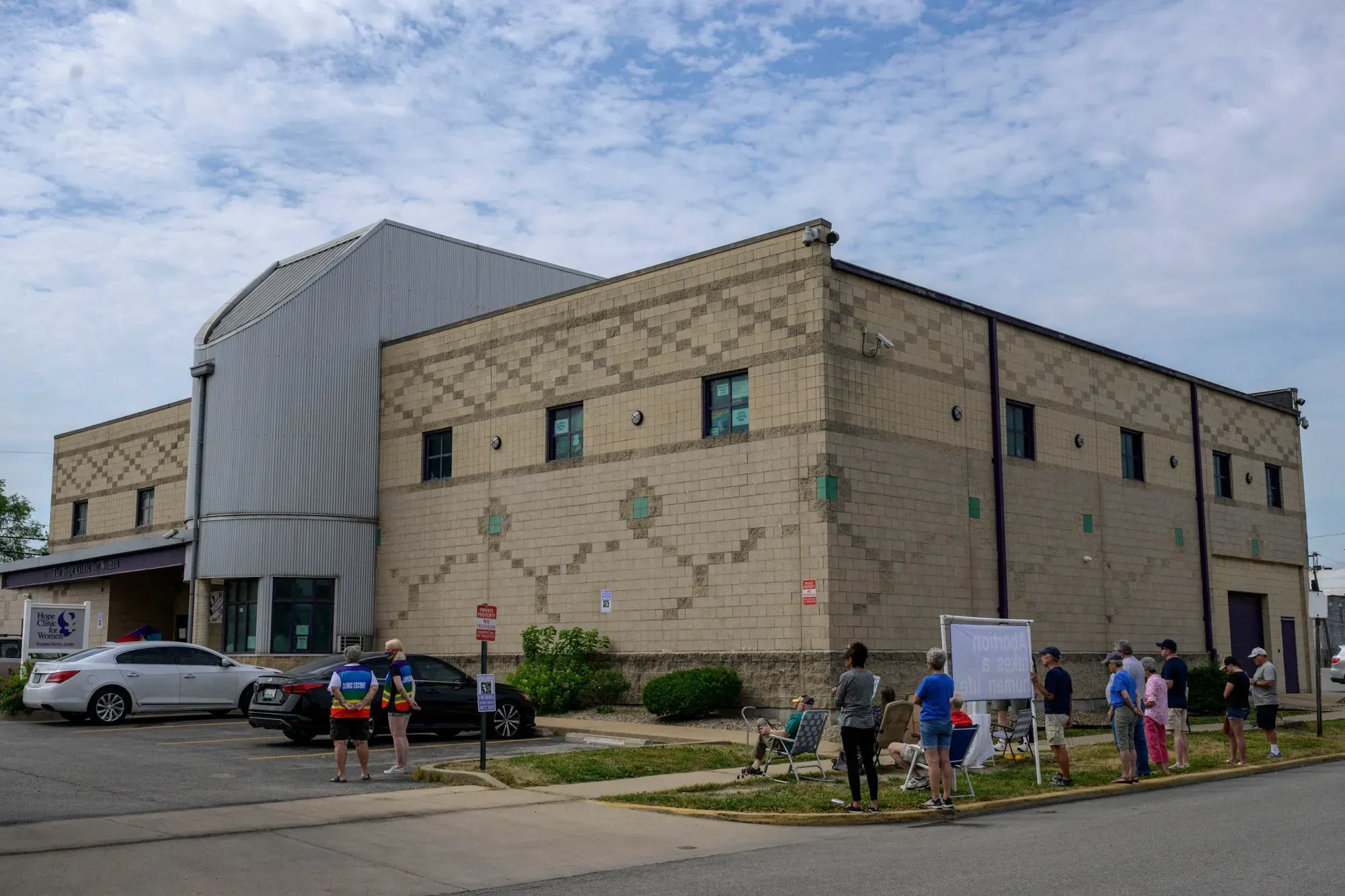 مبنى عيادة للإجهاض في ولاية ميسوري، حيث يتجمع الناس للدعوة إلى حقوق الإجهاض، وسط تحديات قانونية مستمرة.