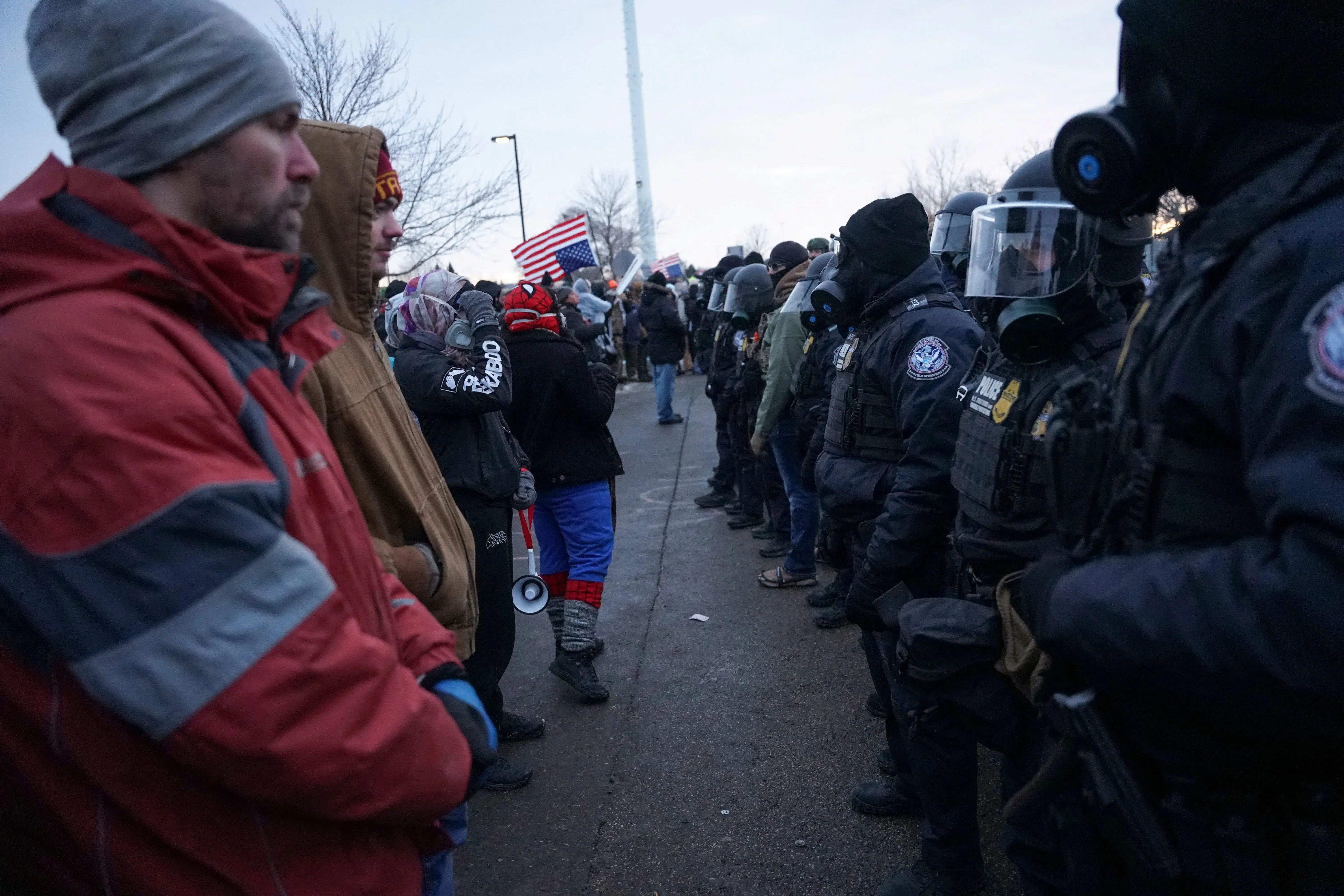 تجمع المتظاهرون في مينيابوليس، حيث يقف ضباط إنفاذ القانون في صف لمواجهة الاحتجاجات ضد سياسة الهجرة.