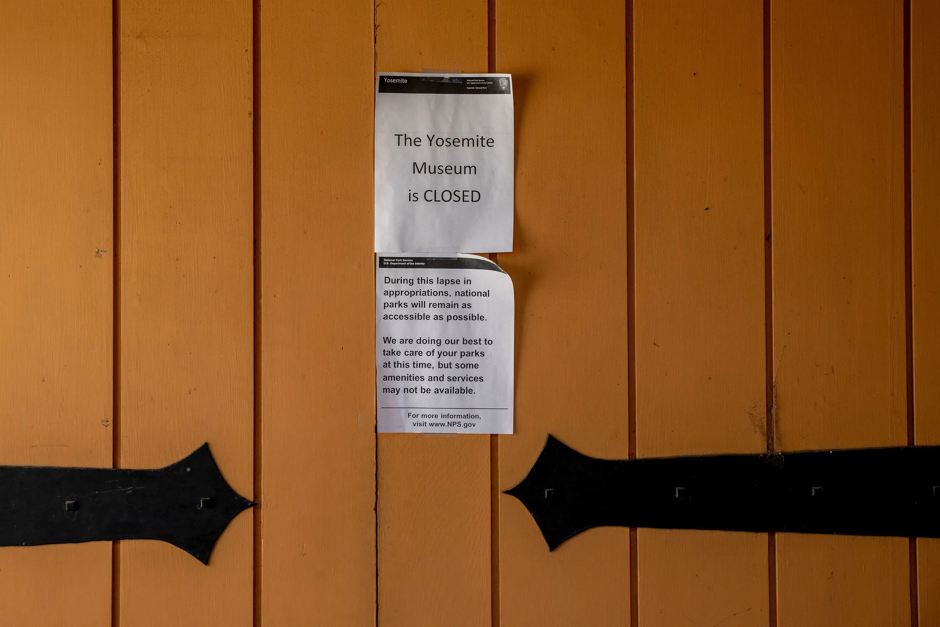 متحف يوسمايت مغلق، مع لافتة توضح تأثير الإغلاق الحكومي على الوصول إلى المتنزهات الوطنية والخدمات المتاحة.