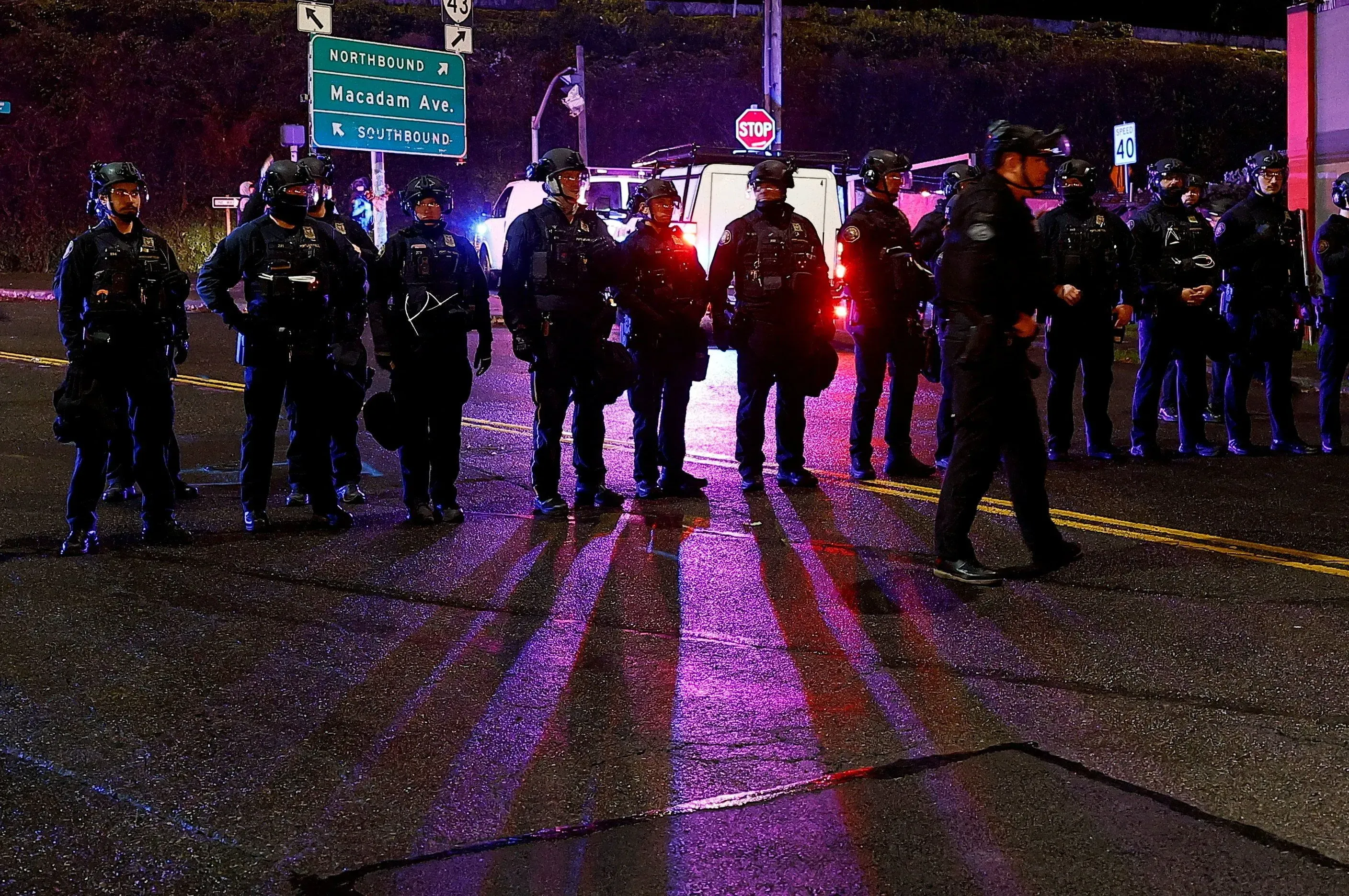 تجمع عدد من ضباط الشرطة في بورتلاند بعد حادث إطلاق نار، حيث تم إيقاف سيارة مرتبطة بعصابة فنزويلية.