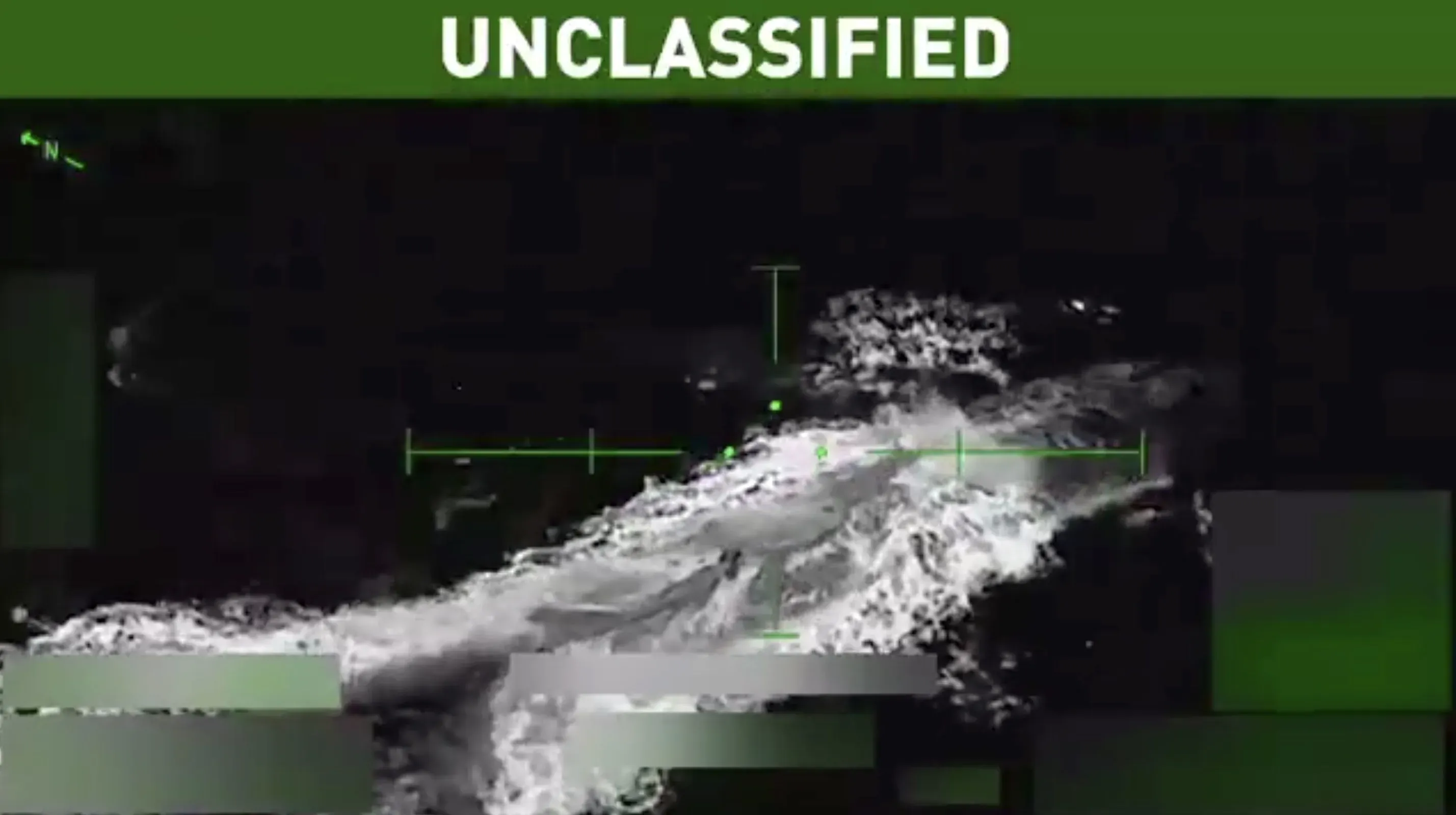 صورة توضح مشهدًا في البحر الكاريبي حيث تظهر الأمواج بعد هجوم للجيش الأمريكي على قوارب مخدرات، مما أسفر عن مقتل وإصابة العديد من أفراد الطاقم.