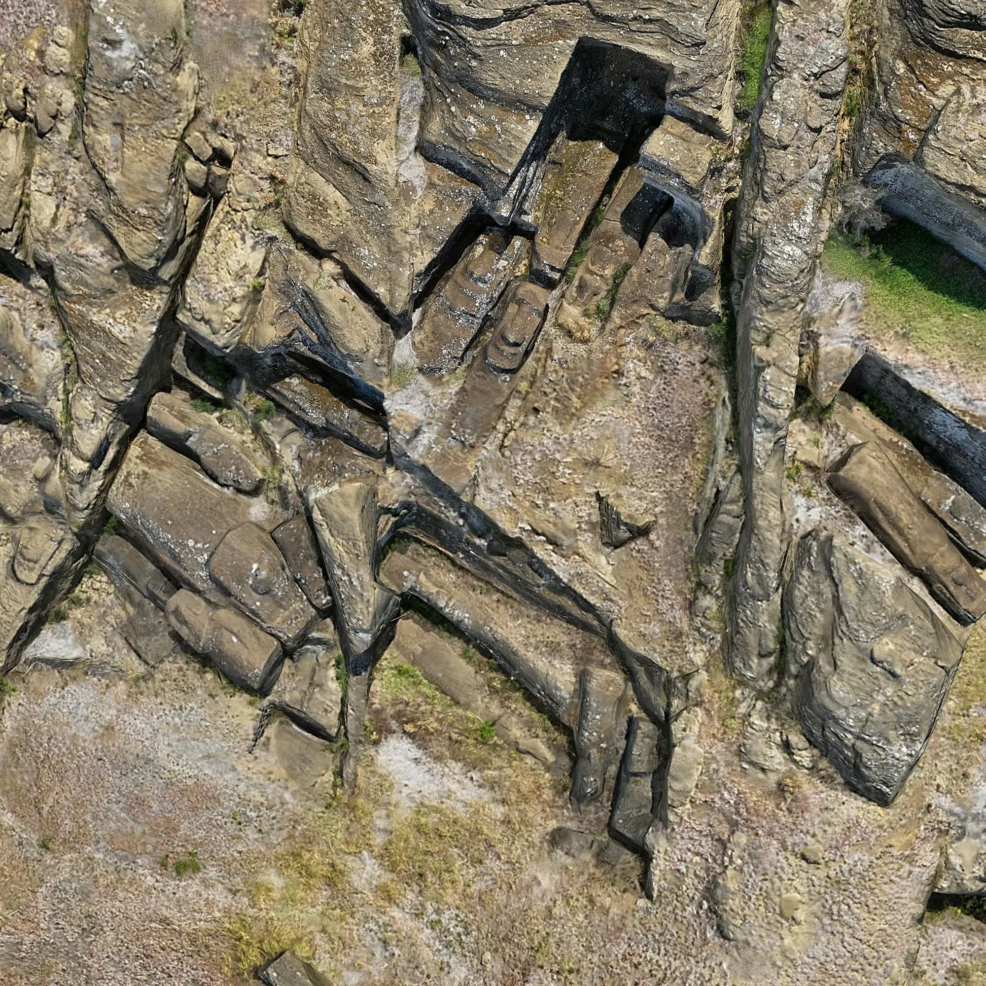 موقع محجر رانو راراكو في جزيرة الفصح، يظهر تماثيل مواي غير مكتملة، مع تفاصيل الصخور المحيطة بها، مما يعكس تقنيات النحت القديمة.