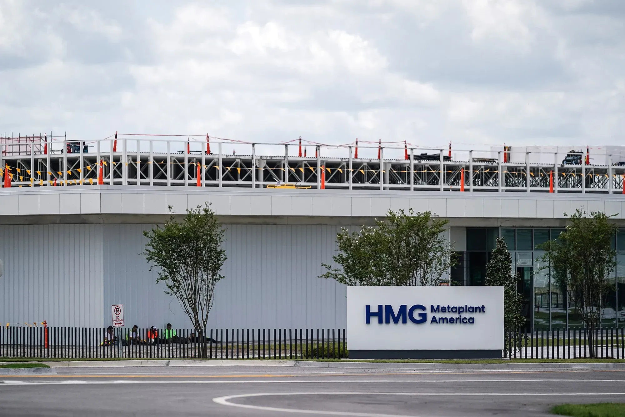 موقع هيونداي ميتابلانت في جورجيا، حيث تم اعتقال 475 شخصًا خلال مداهمة متعددة الوكالات، مع التركيز على قضايا الهجرة.