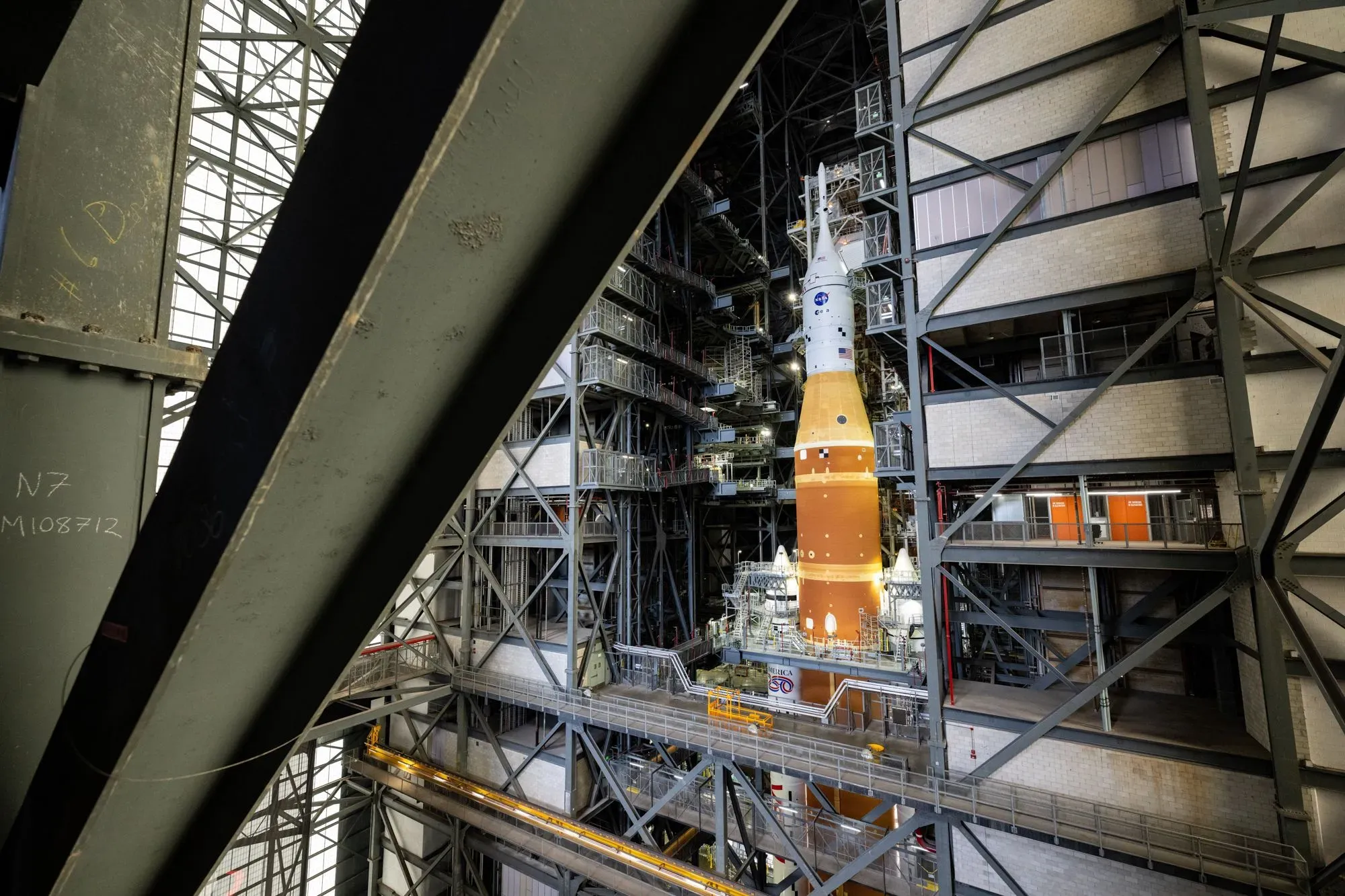 صاروخ نظام الإطلاق الفضائي SLS وكبسولة أوريون في مبنى تجميع المركبات، استعدادًا لمهمة أرتميس 2 التاريخية إلى القمر.