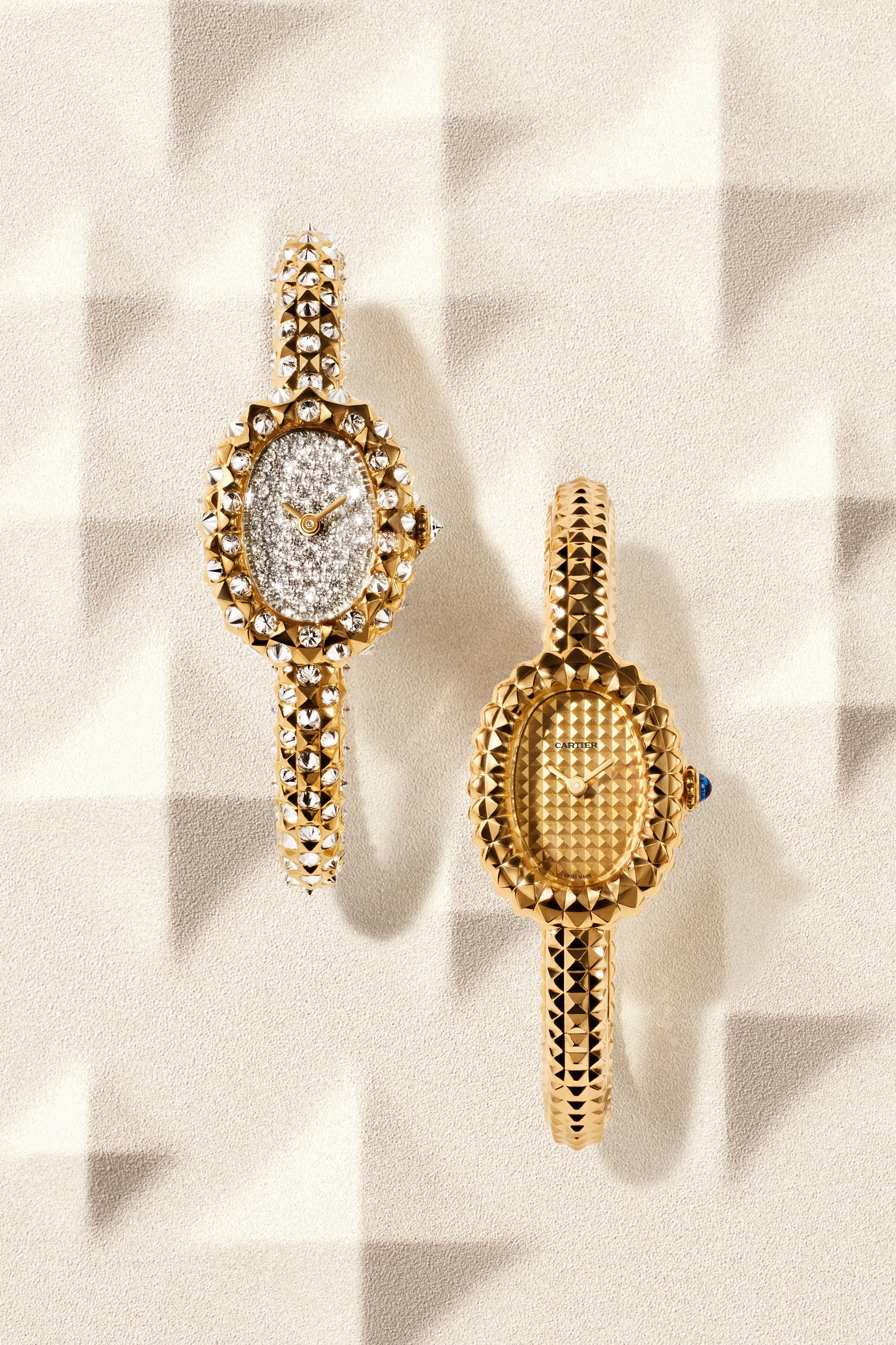 ساعتان أنيقتان من Cartier، واحدة مرصعة بالألماس والأخرى بتصميم بارز، تعكسان تطور صناعة الساعات النسائية في 2026.