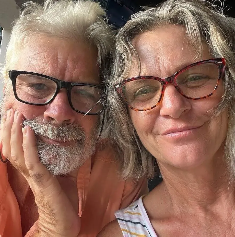 صورة لزوجين، Brian وLynette Hooker، يبتسمان معاً، تعكس لحظات من حياتهما المشتركة قبل اختفاء Lynette في مياه البهاماس.