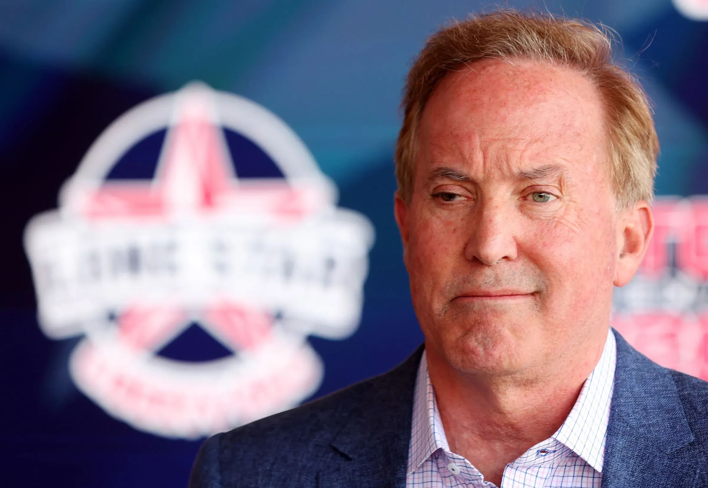 صورة لسياسي يتحدث في حدث عام، مع خلفية تحمل شعار "نجمة تكساس". تعكس الصورة أهمية الانتخابات التمهيدية لمجلس الشيوخ في تكساس.