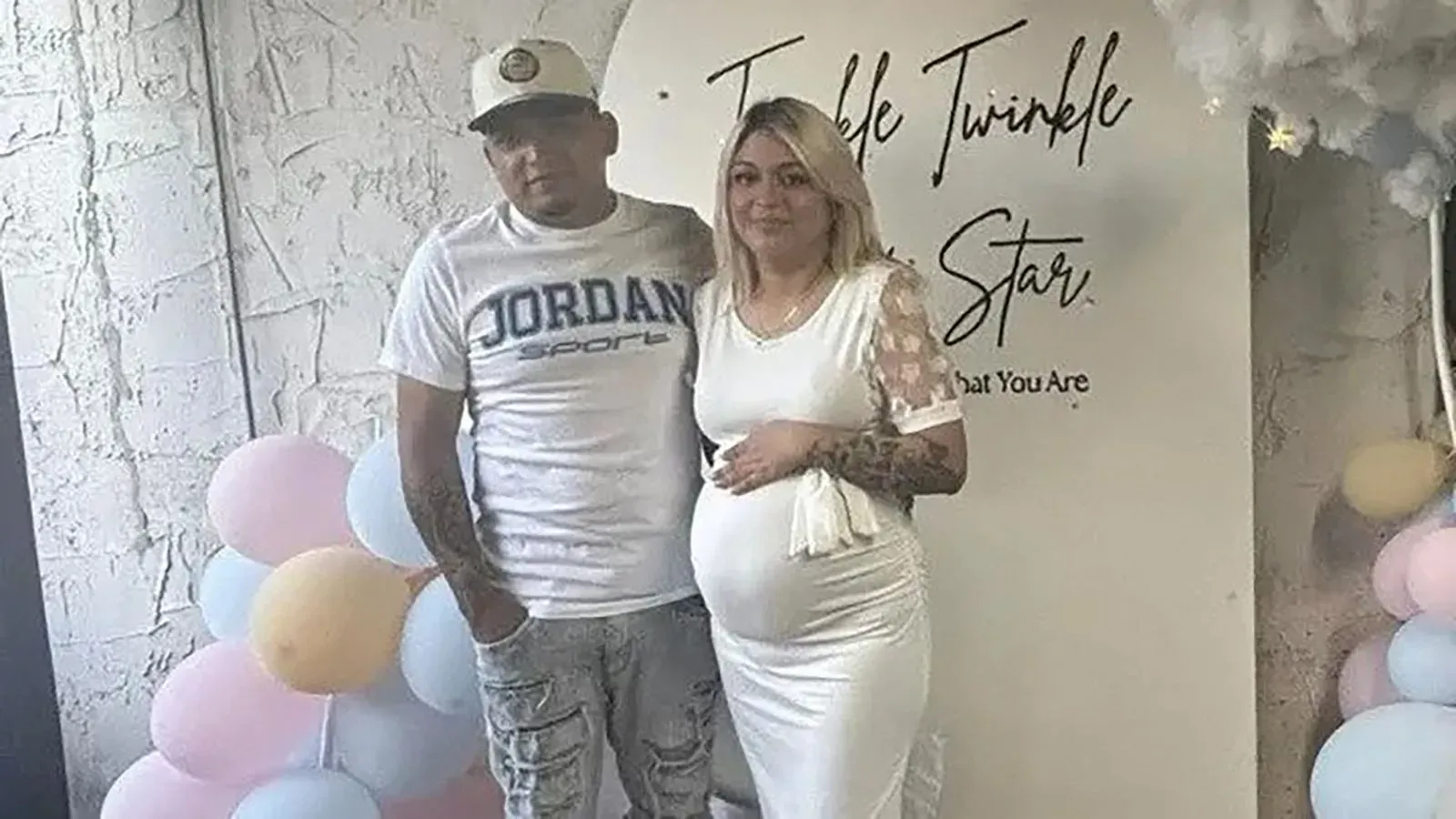 ميغيل غارسيا-هيرنانديز وزوجته ستيفاني، في مناسبة عائلية، حيث تظهر ستيفاني حاملًا، مع خلفية تحتفل بالطفل القادم.