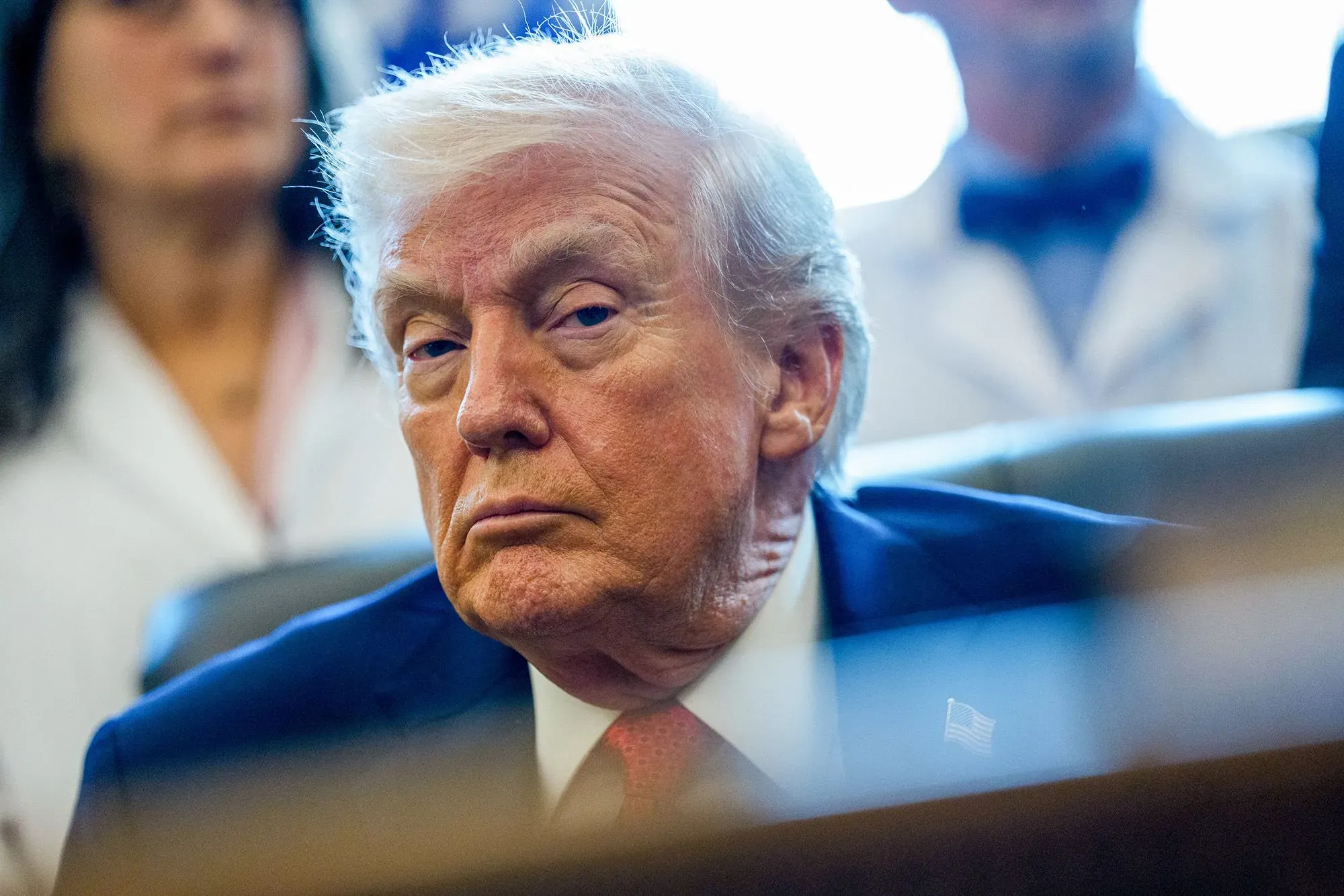 صورة لدونالد ترامب، يظهر فيها بتعبير جاد، محاطًا بأشخاص آخرين في سياق مناقشة تتعلق بالطاقة النووية والاندماج.