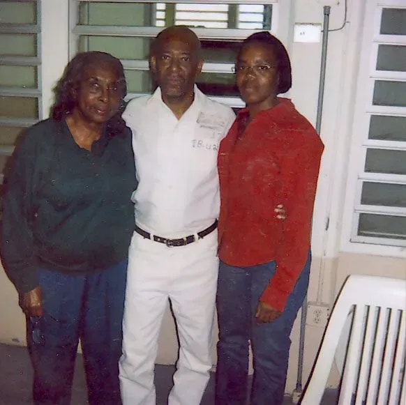 تشارلز بيرتون، المعروف بـ"سوني"، يقف مع والدته وابنته، في صورة تعكس اللحظات العائلية قبل تنفيذ حكم الإعدام.