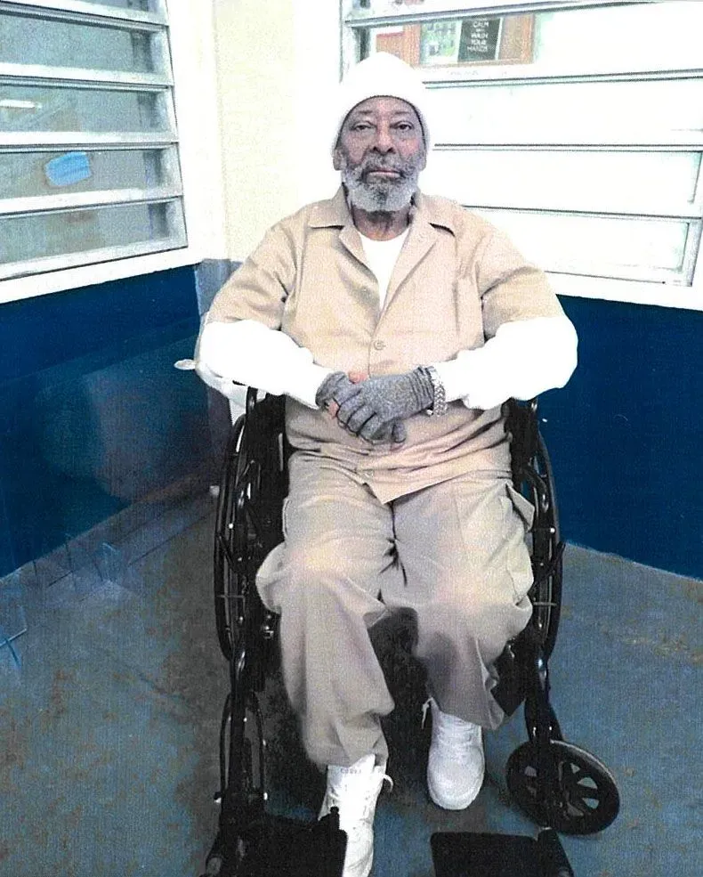 تشارلز بيرتون، المعروف بـ"سوني"، يجلس في كرسي متحرك داخل السجن، مرتديًا ملابس السجن، مع اقتراب موعد إعدامه.