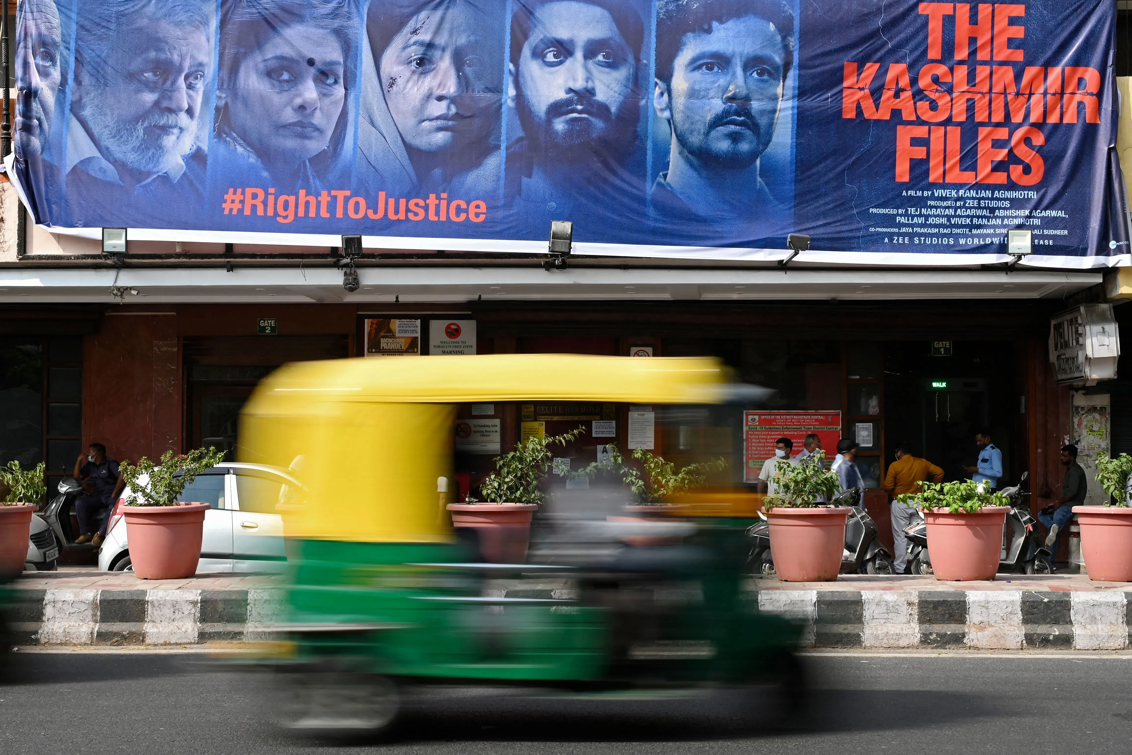 ملصق فيلم "ملفات كشمير" يظهر صور شخصيات رئيسية مع هاشتاغ #حق_العدالة، يعكس الجدل حول تاريخ كشمير وتأثيره على الهوية الهندية.