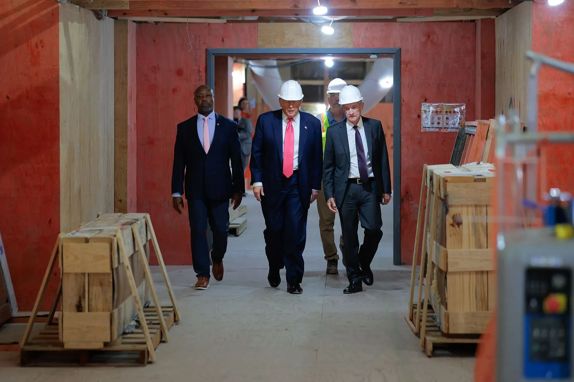 ترامب وجيروم باول يتجولان في موقع بناء، حيث يعبر ترامب عن استيائه من سياسات الاحتياطي الفيدرالي وسط توترات متزايدة.