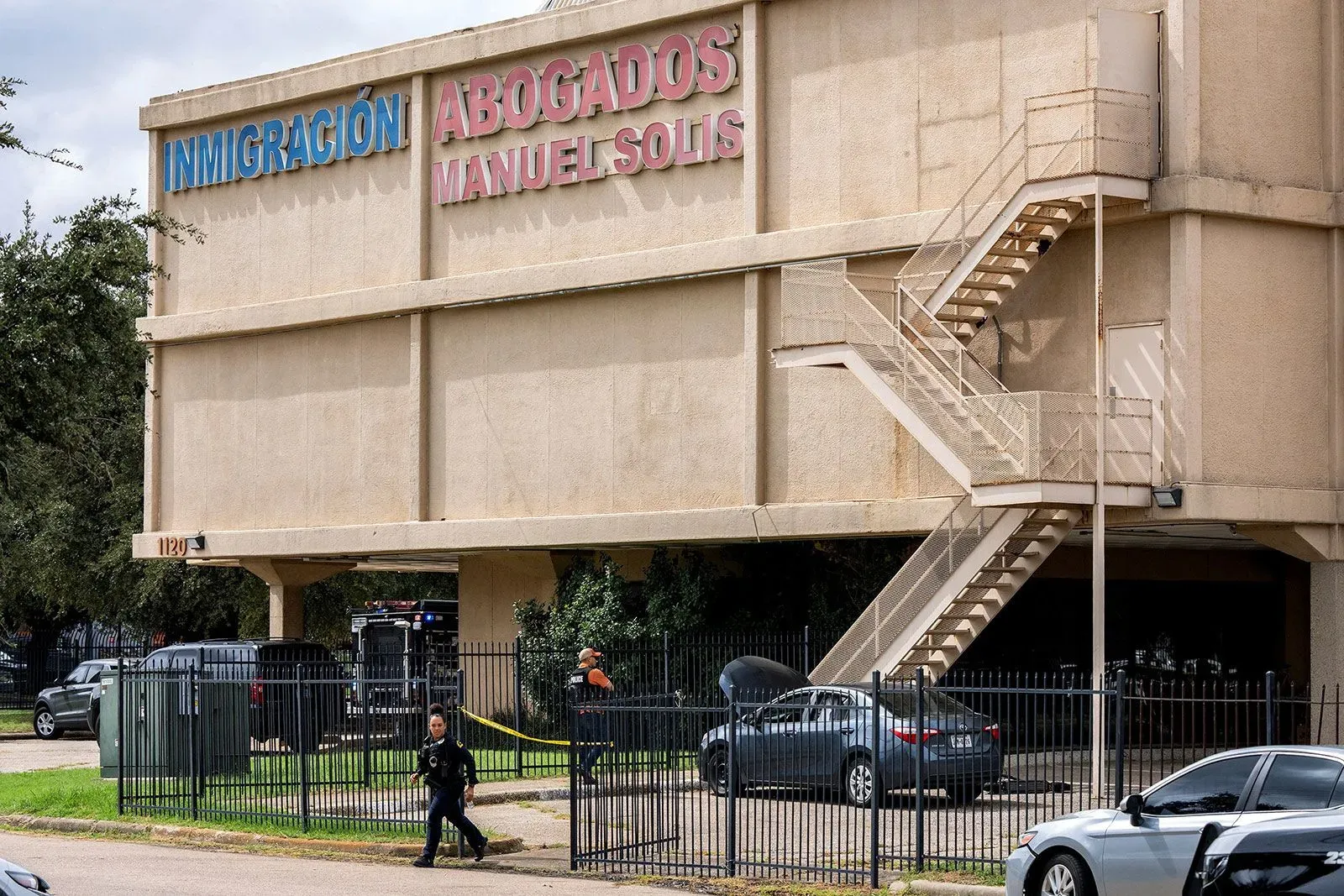 مبنى مكتب إنفاذ قوانين الهجرة والجمارك في دالاس، حيث وقع إطلاق نار عشوائي، مما أسفر عن إصابة محتجزين.