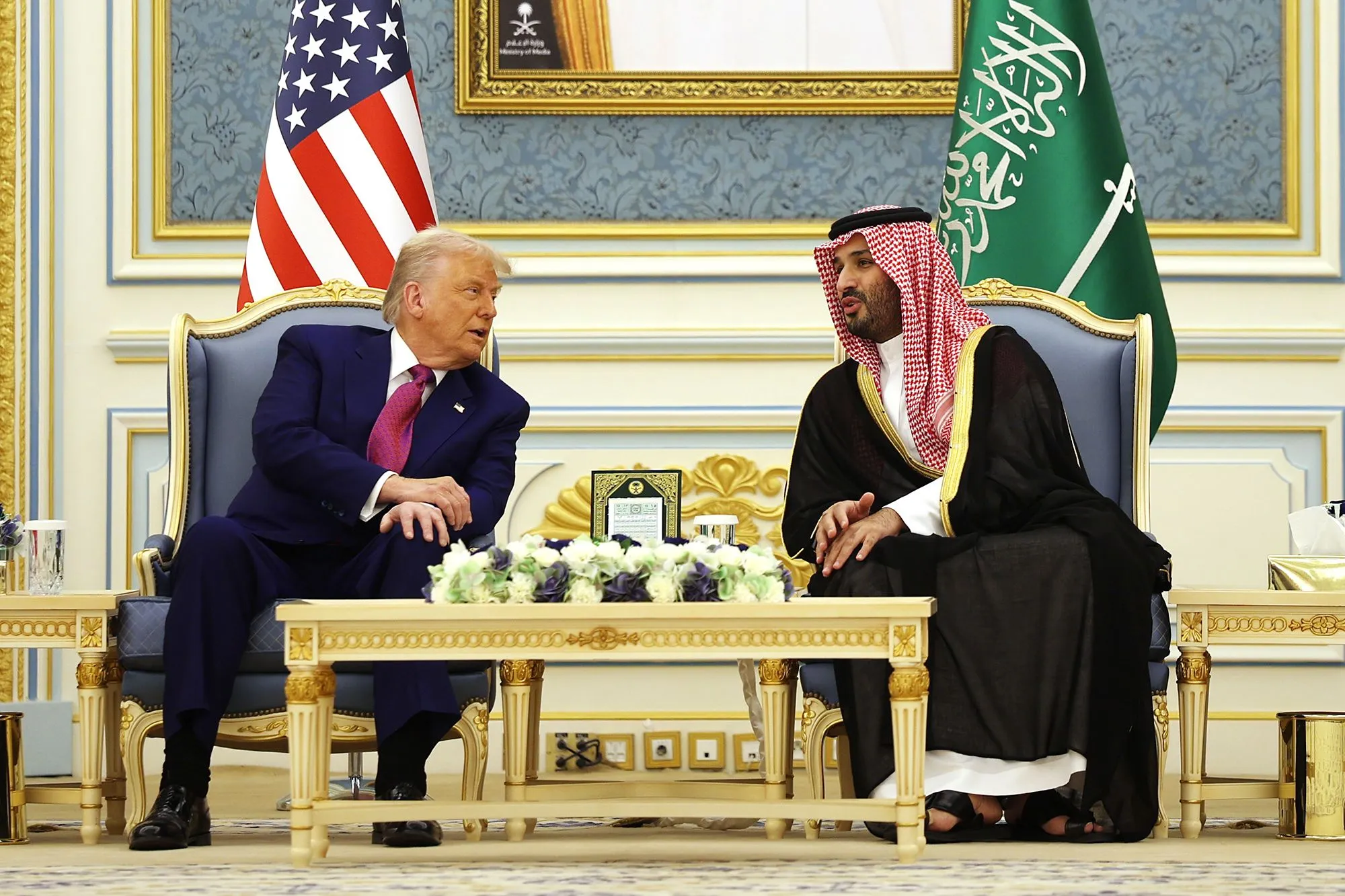 ولي العهد السعودي محمد بن سلمان والرئيس الأمريكي السابق دونالد ترامب في لقاء رسمي يعكس التنسيق السياسي بين البلدين.