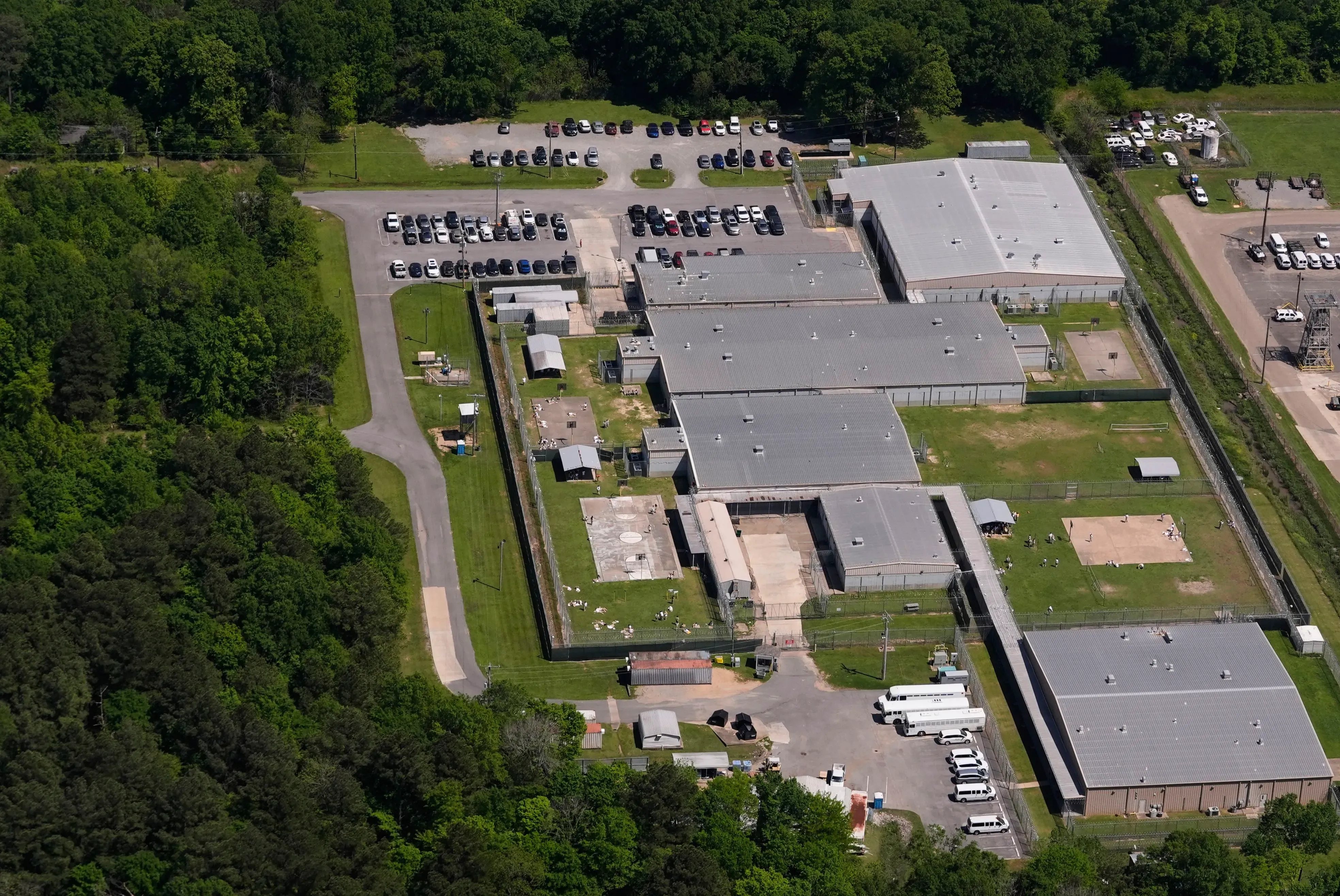 منشأة احتجاز فيدرالية في لويزيانا، تظهر المباني والأسوار المحيطة بها، في سياق اعتقال يون سو جو بسبب قضايا تأشيرة.