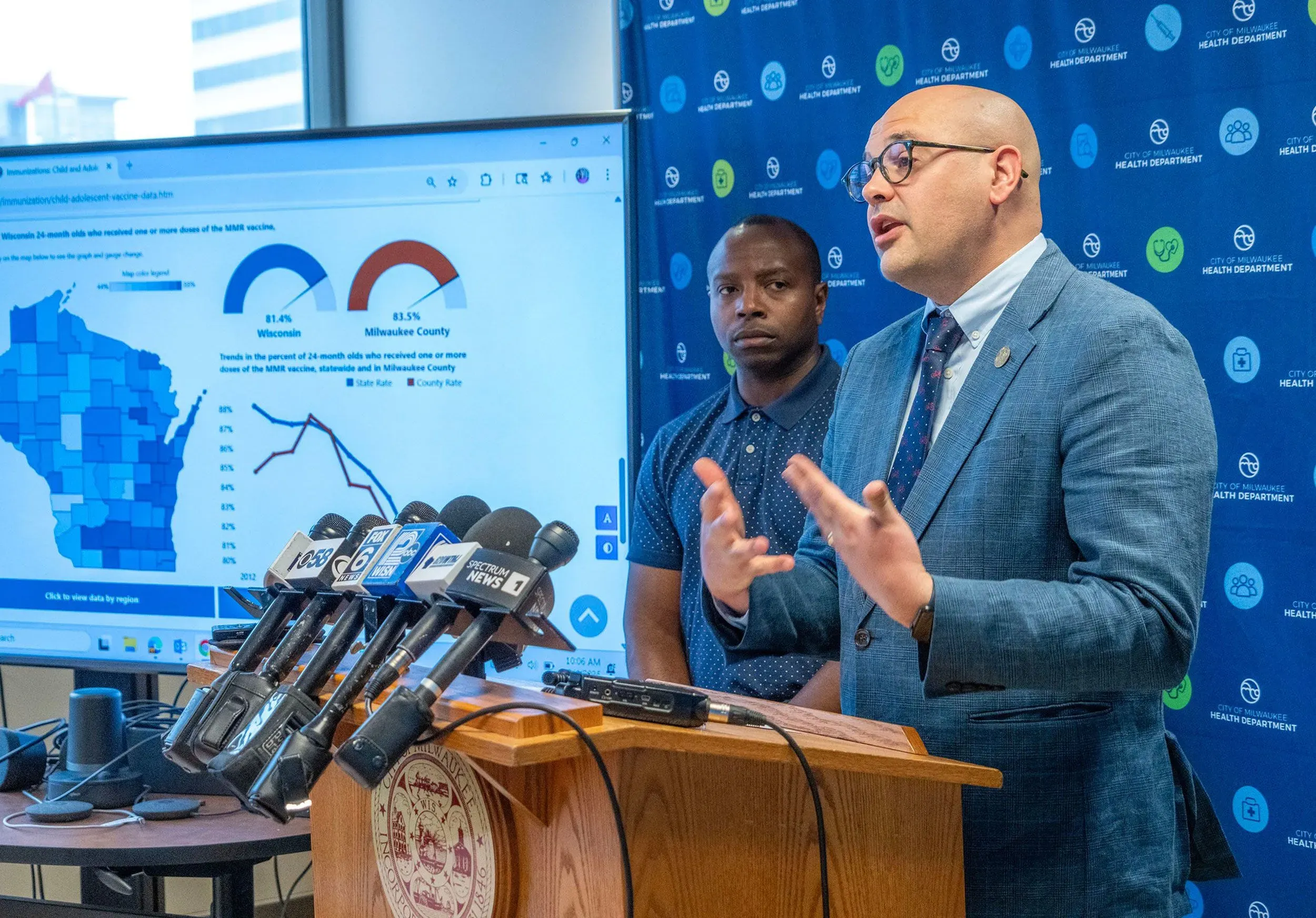 مؤتمر صحفي حول تفشي الحصبة في ويسكونسن، مع التركيز على معدلات التطعيم المنخفضة وبيانات لقاح الحصبة والنكاف والحصبة الألمانية.