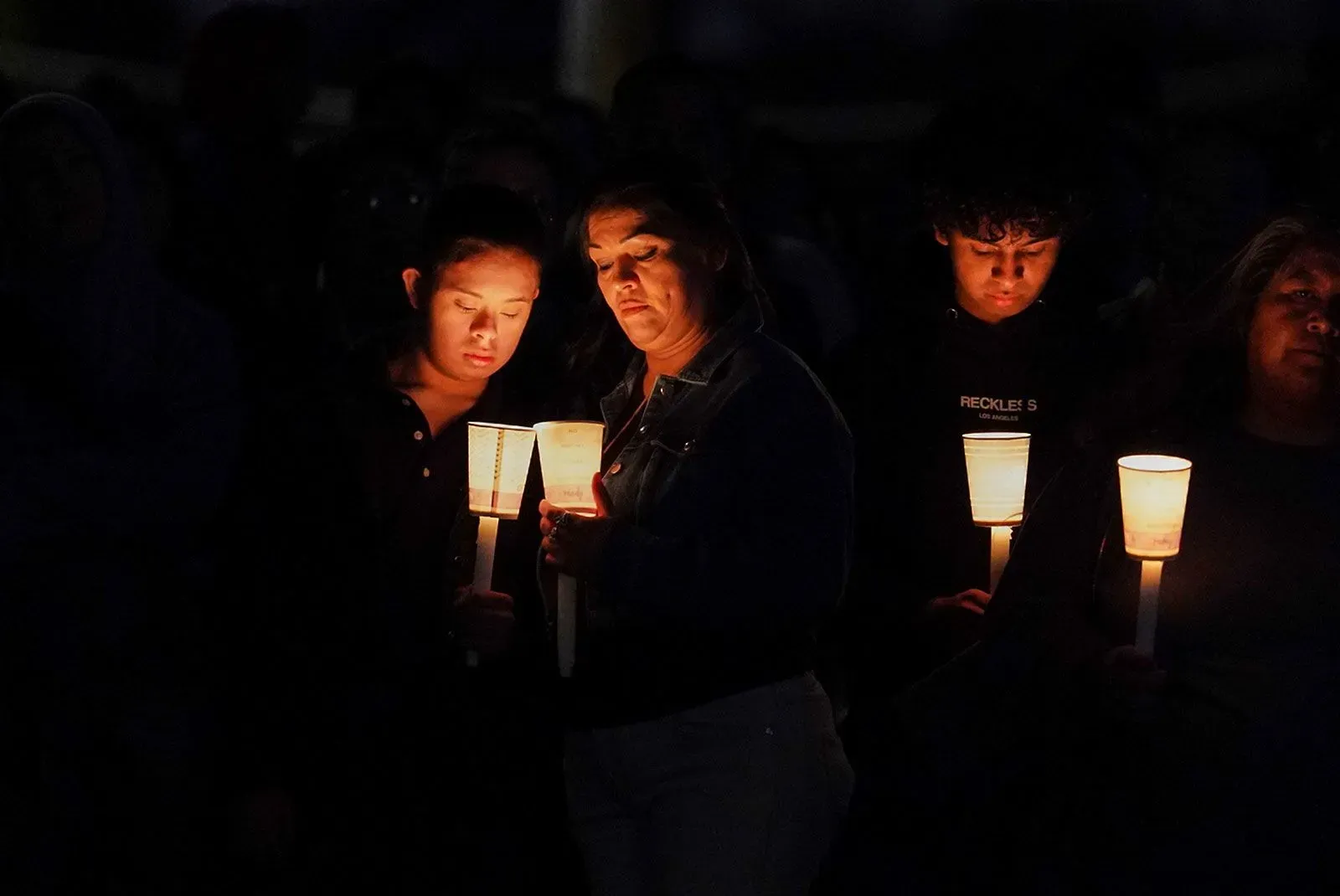 تجمع أفراد من قبيلة سان كارلوس أباتشي في حفل تأبين لإيميلي بايك، يحملون الشموع ويعبرون عن حزنهم لفقدانها.