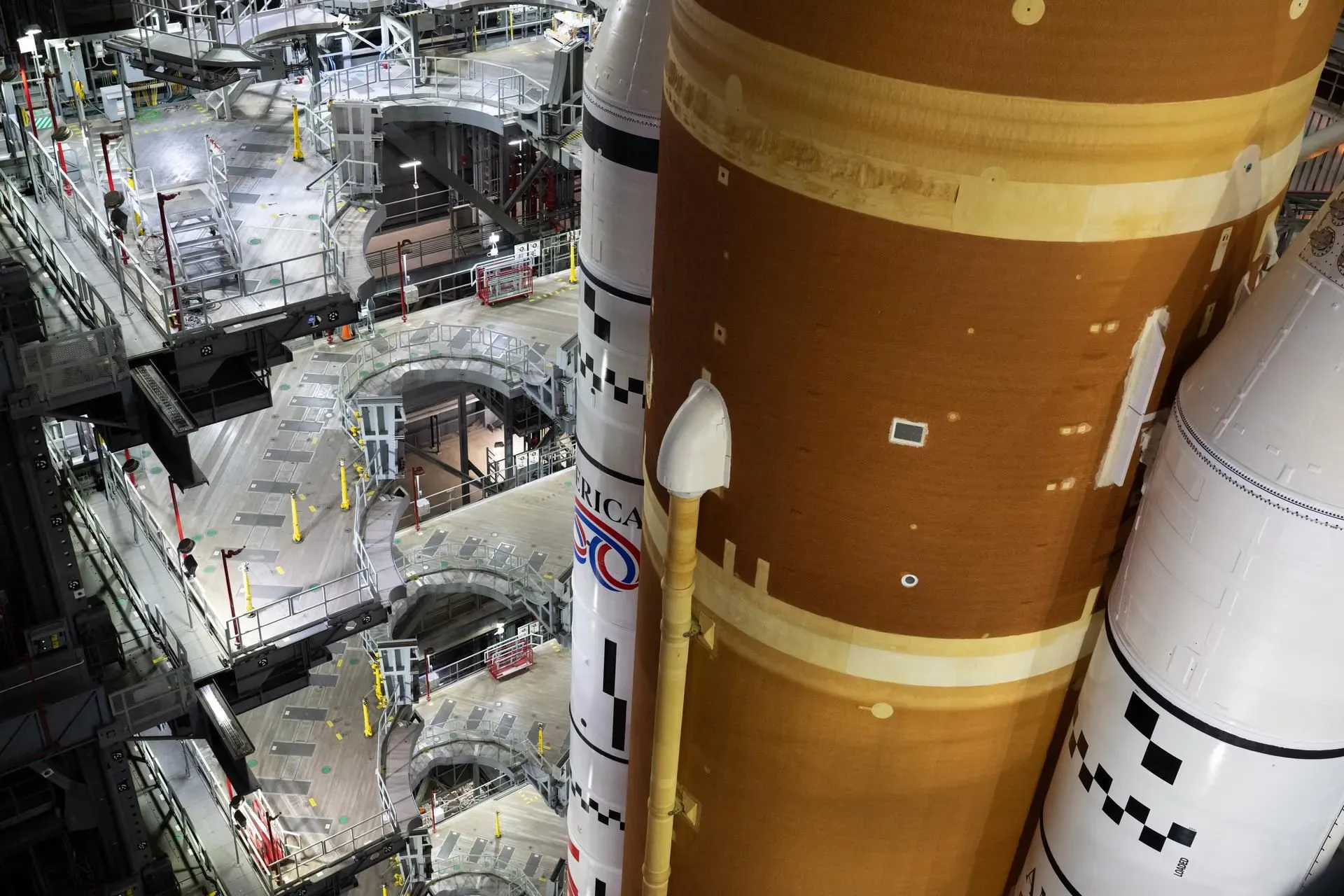 صورة لصاروخ "نظام الإطلاق الفضائي" SLS في مبنى تجميع المركبات، حيث تجري أعمال الصيانة بسبب مشكلة في تدفق الهيليوم قبل مهمة Artemis II.