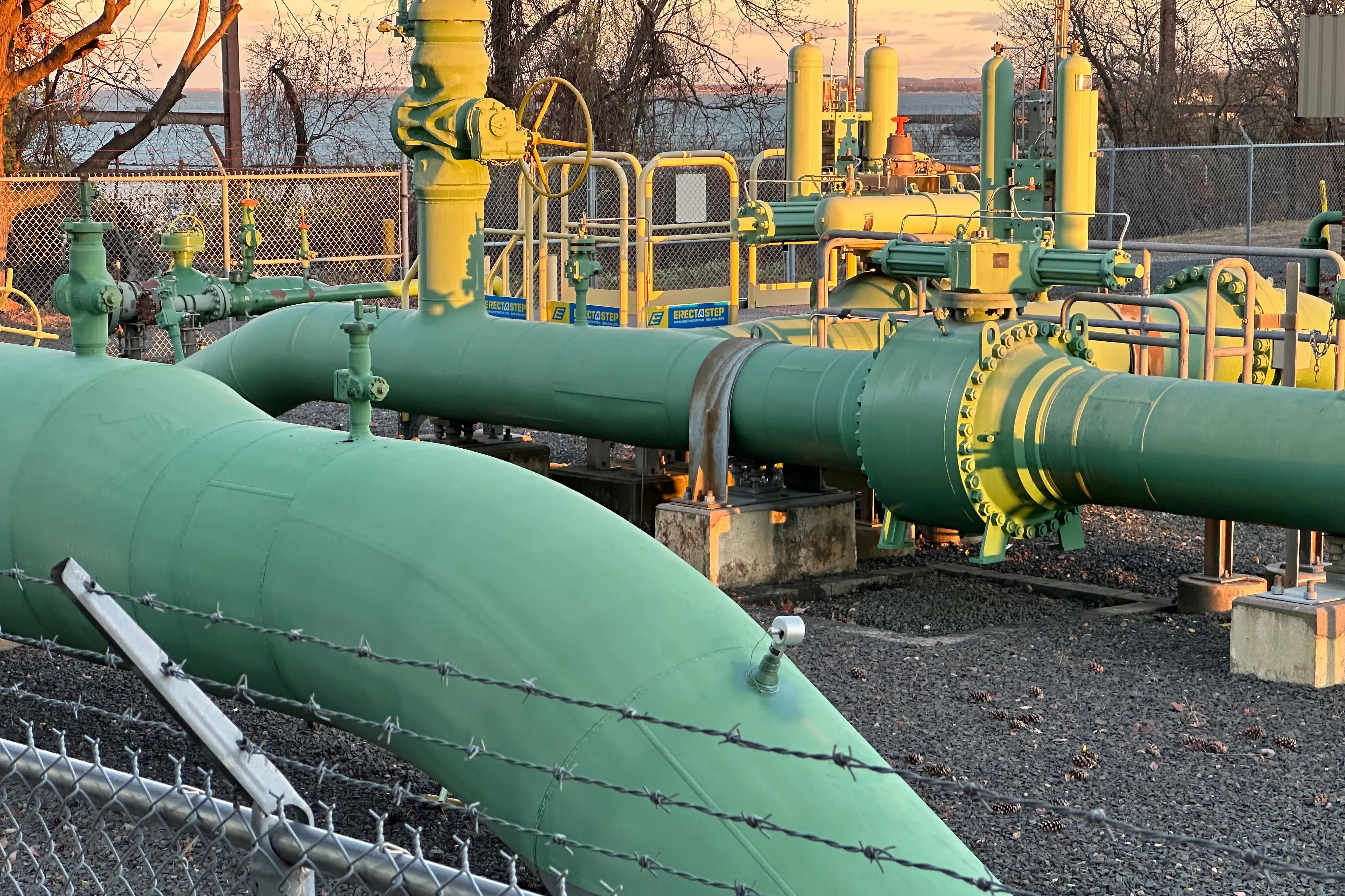 أنابيب الغاز الطبيعي الخضراء في محطة تحكم، تعكس ارتفاع أسعار الغاز وتأثيرها على تكاليف التدفئة في الشتاء.