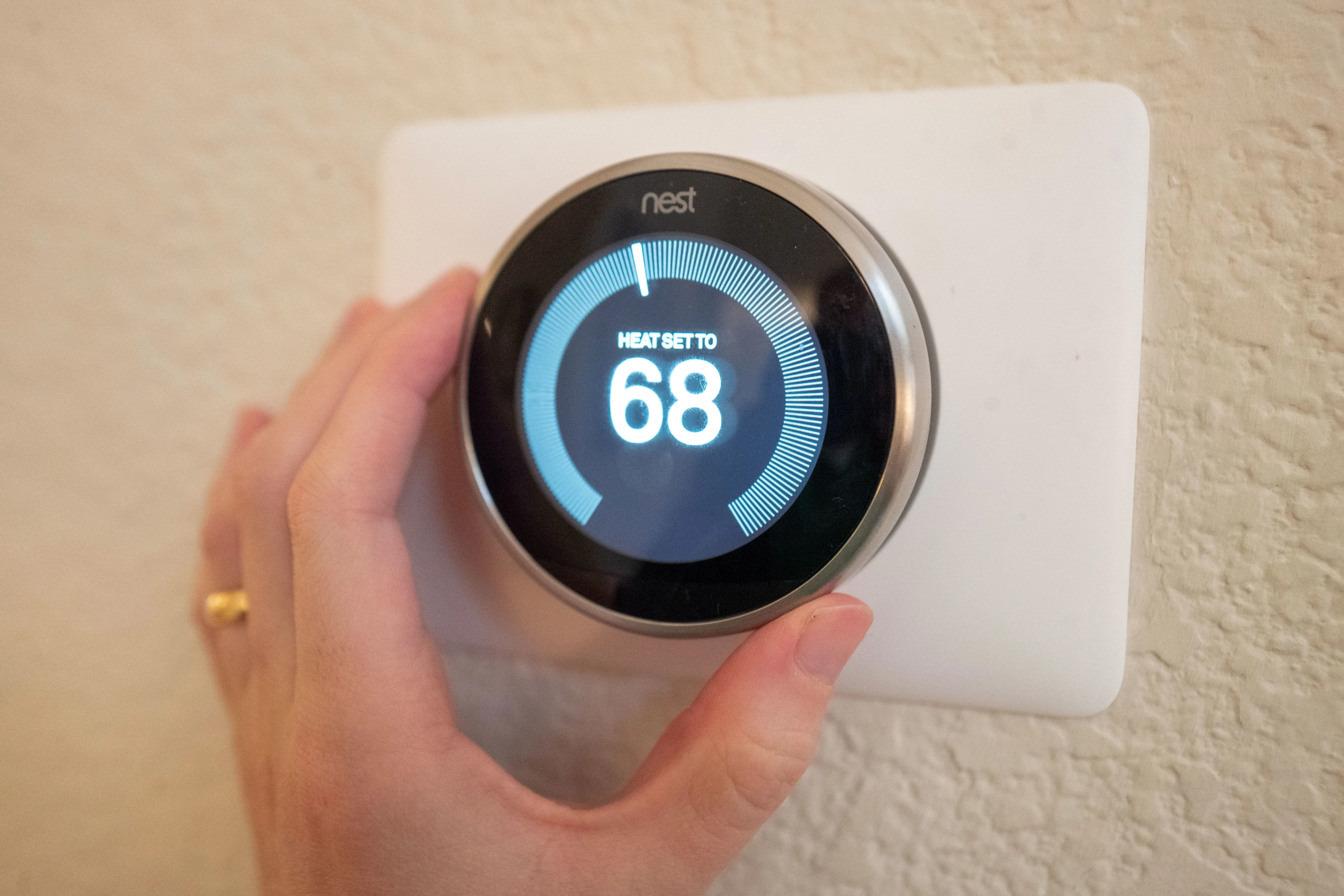ترموستات ذكي يُظهر درجة الحرارة المحددة على 68 درجة فهرنهايت، مما يعكس جهود التحكم في تكاليف التدفئة مع ارتفاع أسعار الغاز الطبيعي.