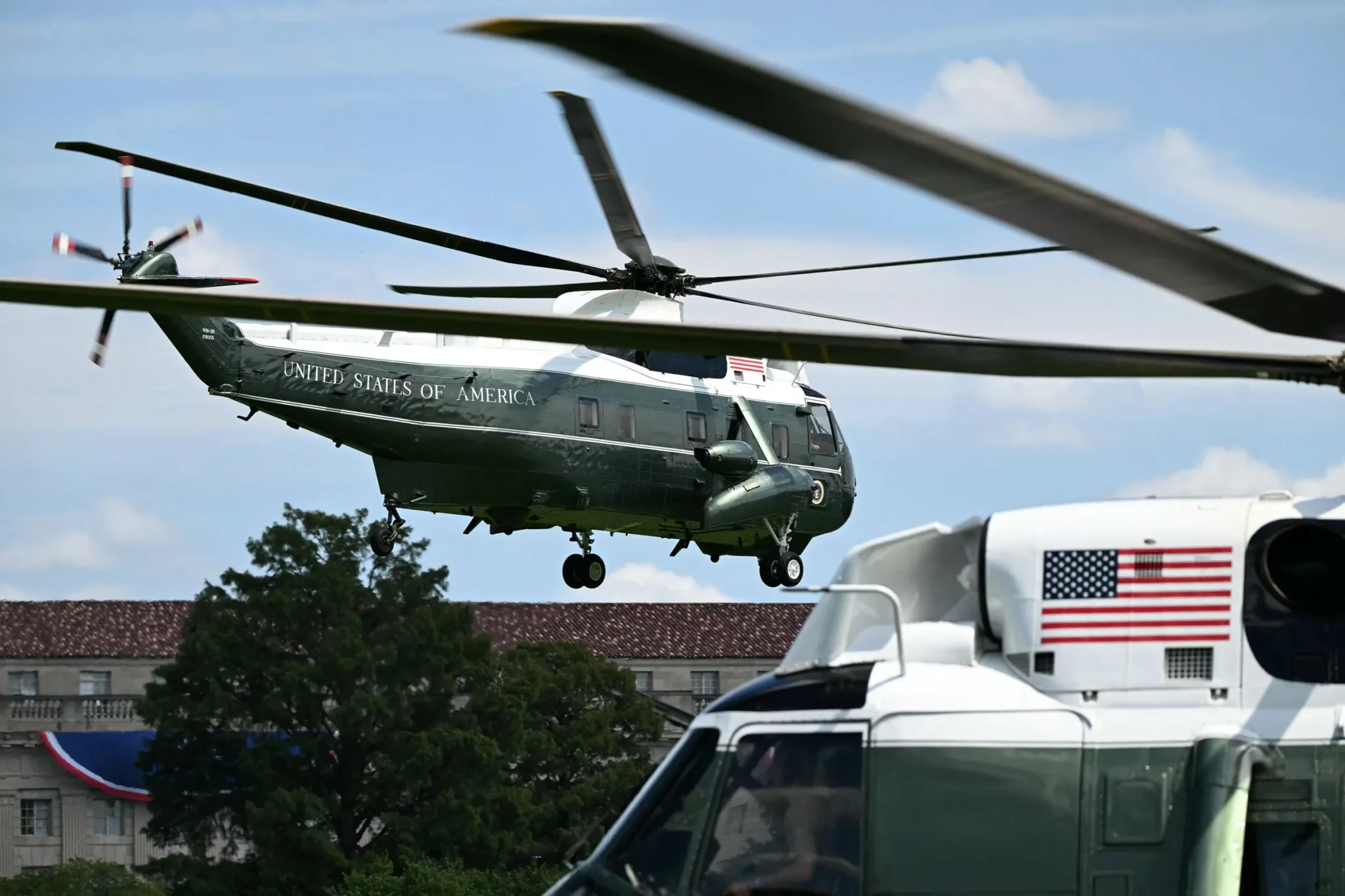مروحية Marine One الرئاسية تحلق قرب مطار Ronald Reagan Washington National وسط مخاوف من قرب الطائرات العسكرية والتجارية في أجواء واشنطن.