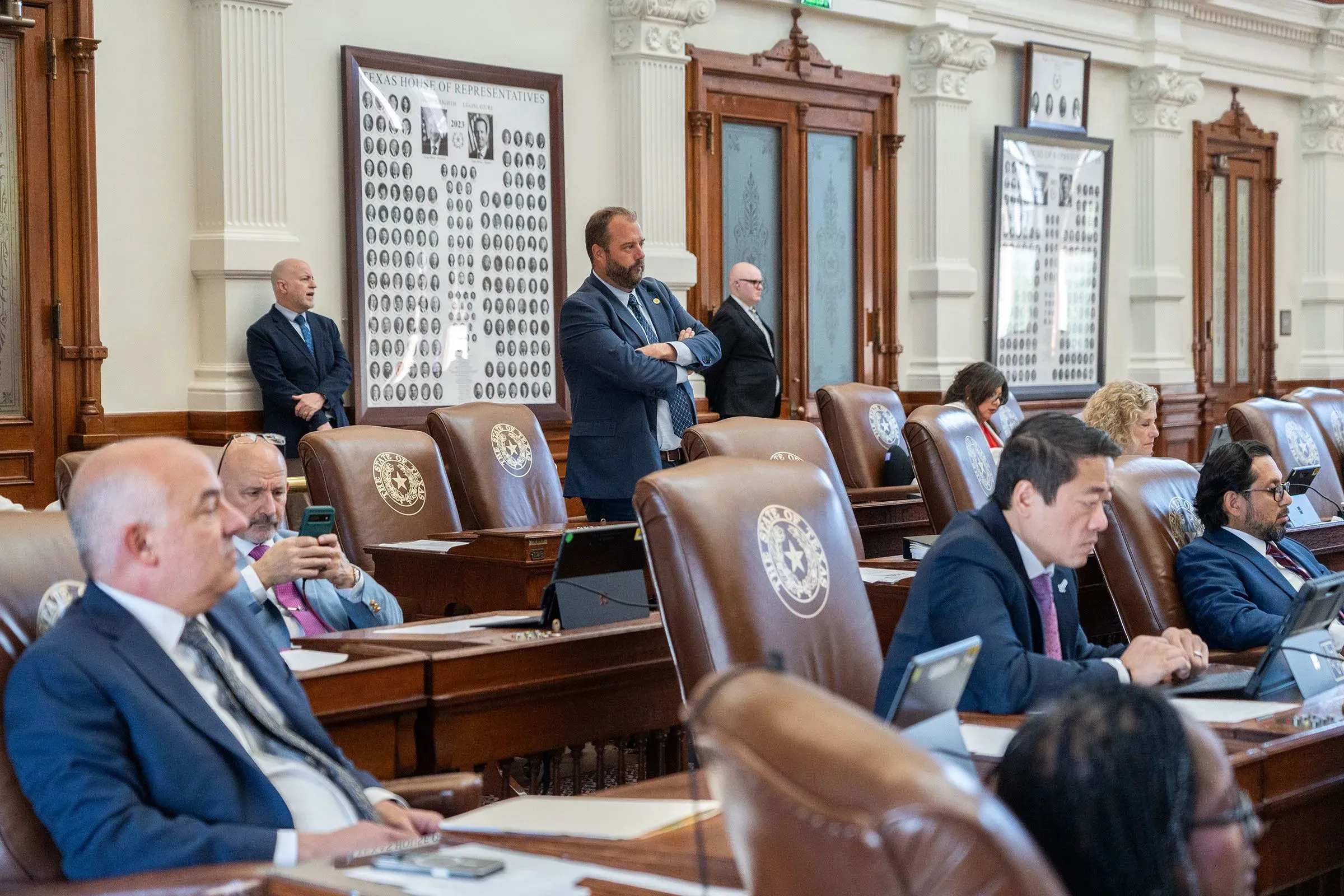 اجتماع في مبنى مجلس النواب في تكساس، حيث يناقش المشرعون قضايا الضرائب العقارية وتأثيرها على الميزانيات المحلية.