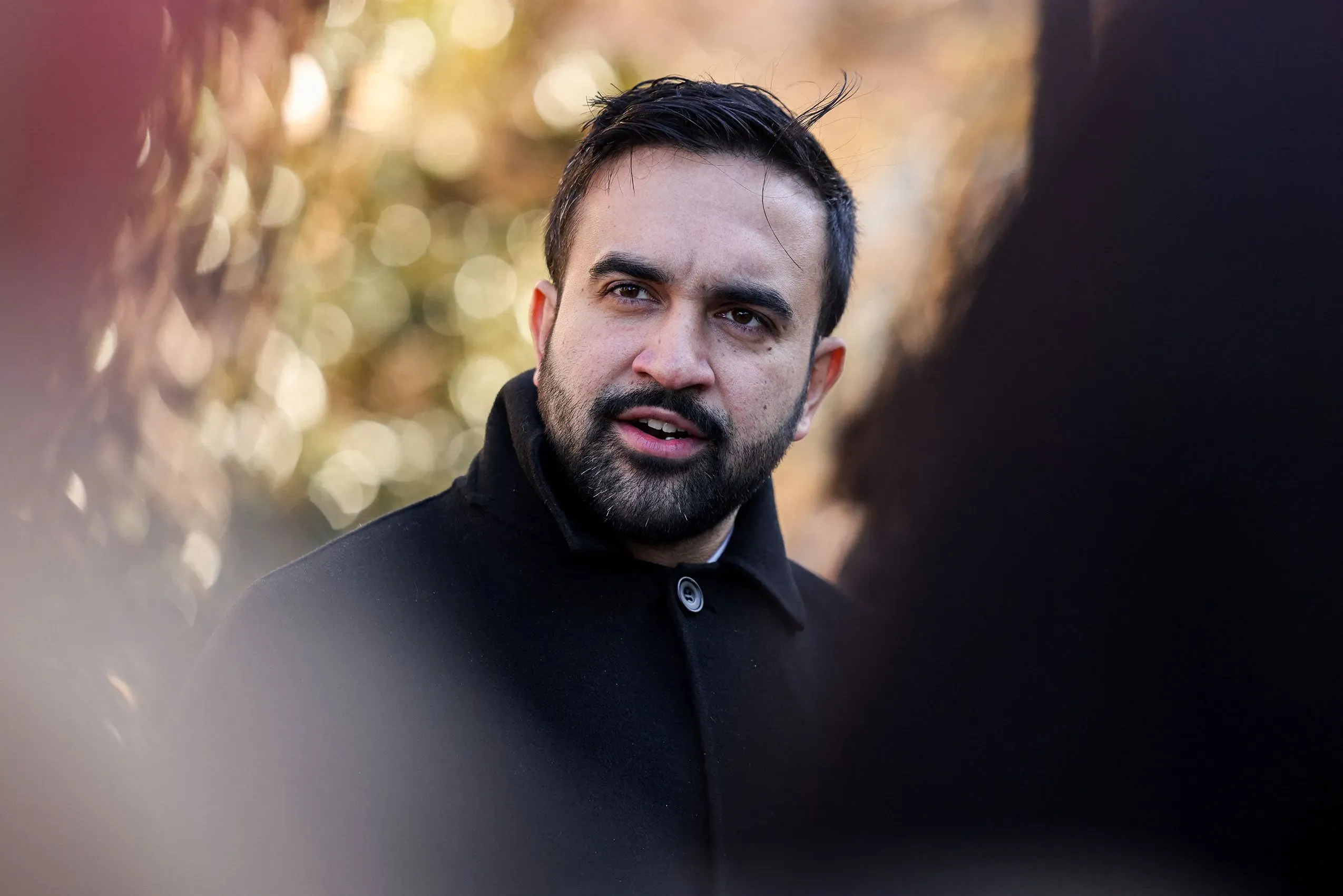 العمدة زهران ممداني يتحدث خلال مؤتمر صحفي، مع التركيز على جهود تقليل العنف والجريمة في نيويورك.