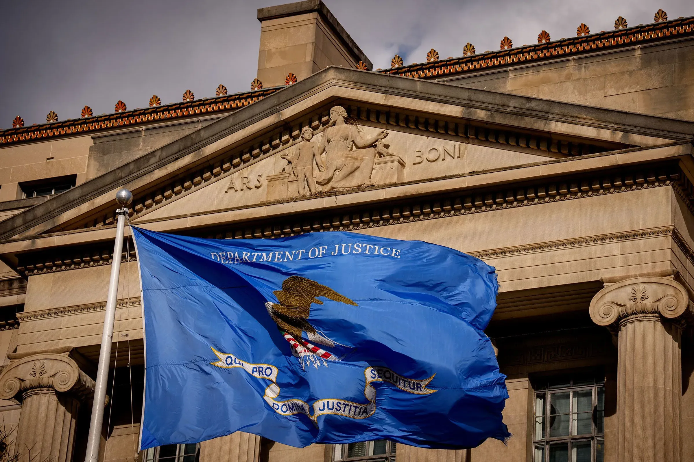 علم وزارة العدل الأمريكية يرفرف أمام مبنى الوزارة، مما يعكس التوترات الداخلية بين المدعين العامين في إدارة ترامب.