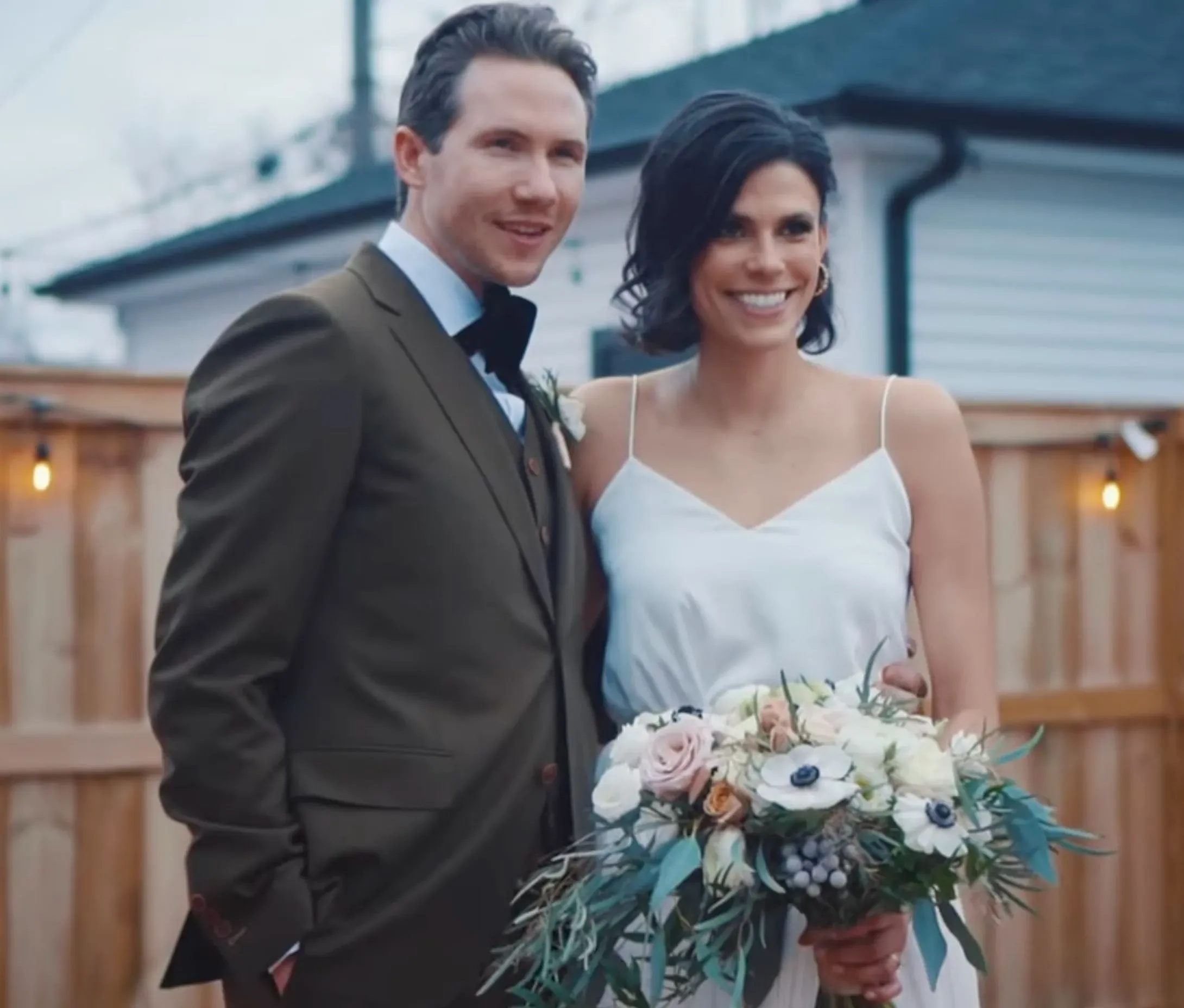 صورة لسبنسر ومونيك تيبي في حفل زفافهما، حيث يحملان باقة زهور جميلة، تعكس لحظة سعادة قبل الأحداث المأساوية التي وقعت لاحقًا.