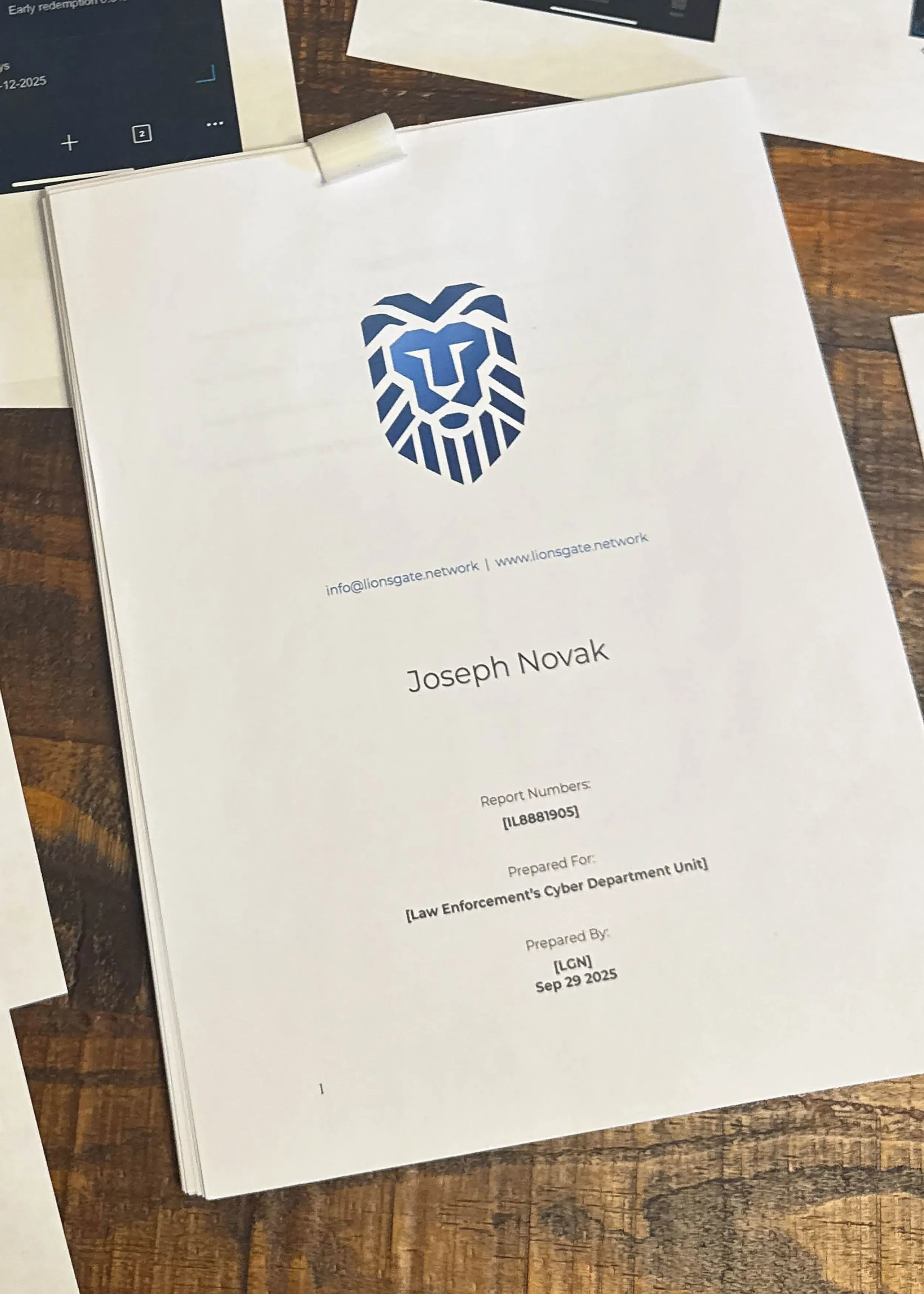 وثيقة تحتوي على تقرير موجه إلى وحدة قسم الجرائم الإلكترونية، مع اسم "جوزيف نوفاك" ورقم التقرير، تشير إلى عملية احتيال عبر الإنترنت.