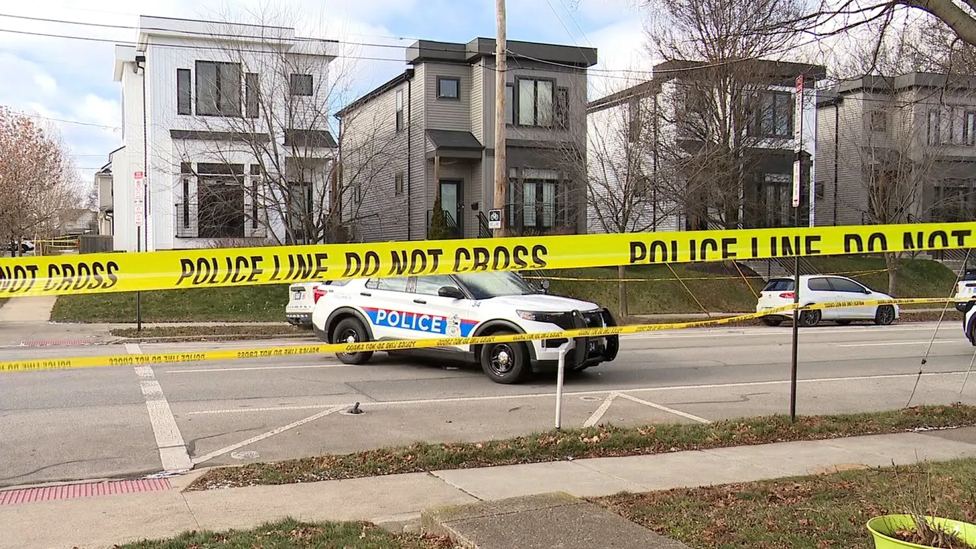 موقع جريمة في كولومبوس بولاية أوهايو، مع وجود شريط شرطة يحظر الاقتراب، ومركبات الشرطة في المنطقة بعد مقتل زوجين.