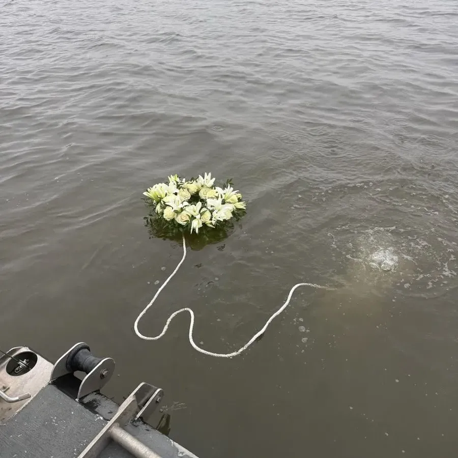 إكليل من الزهور البيضاء يطفو على سطح نهر بوتوماك، يرمز إلى الذكرى والحداد بعد حادث تحطم الطائرة الذي أسفر عن مقتل 67 شخصًا.