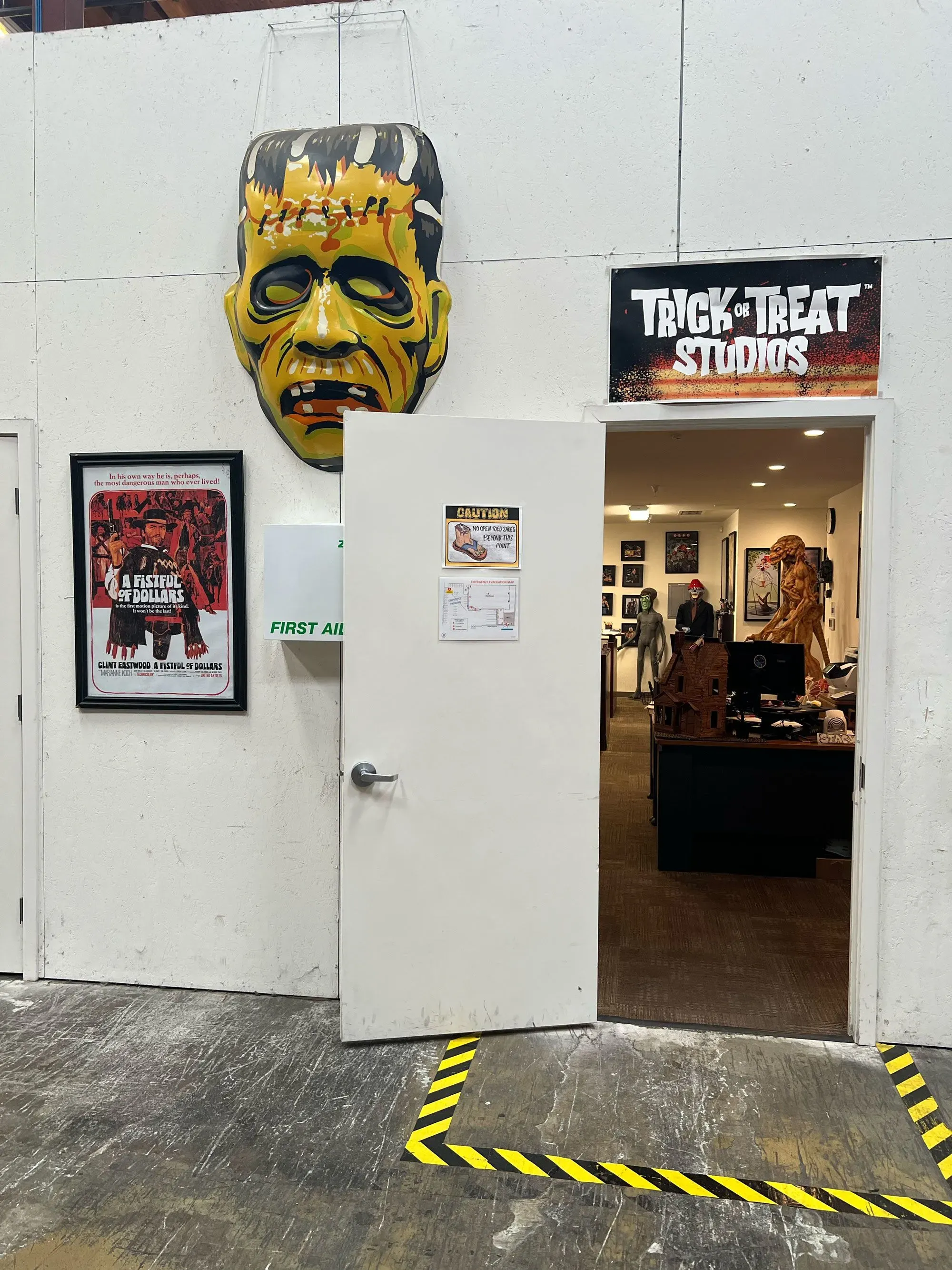 مدخل استوديو "تريك أو تريت"، مزين بقناع فرانكشتاين، يعكس شغف كريس زيفرو بعالم الرعب وصناعة الهالوين في ظل التحديات الاقتصادية.