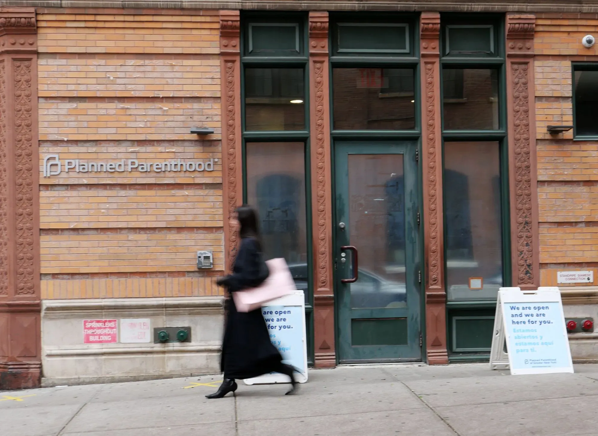 واجهة عيادة "بلانيد باريثود" في نيويورك، مع لافتات تشير إلى توفر خدمات الإجهاض والدعم الصحي.