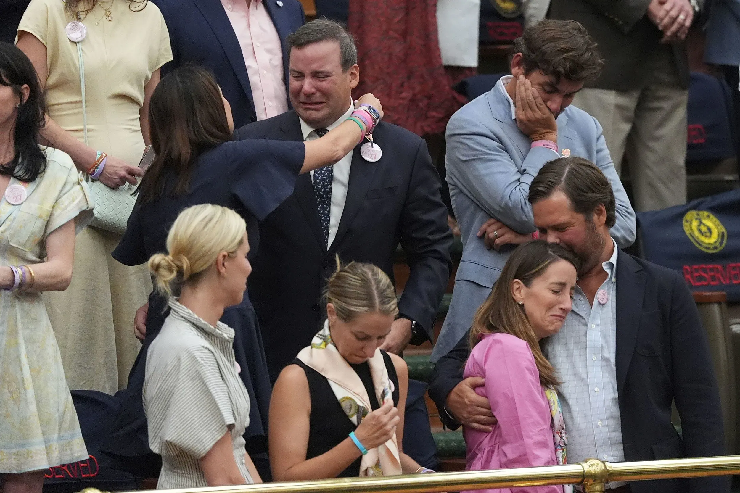 مشهد مؤثر لعائلات فقدت أطفالها في الفيضانات، حيث يظهر الحزن والدموع خلال جلسة تشريعية لمناقشة مشروع قانون سلامة المخيمات في تكساس.