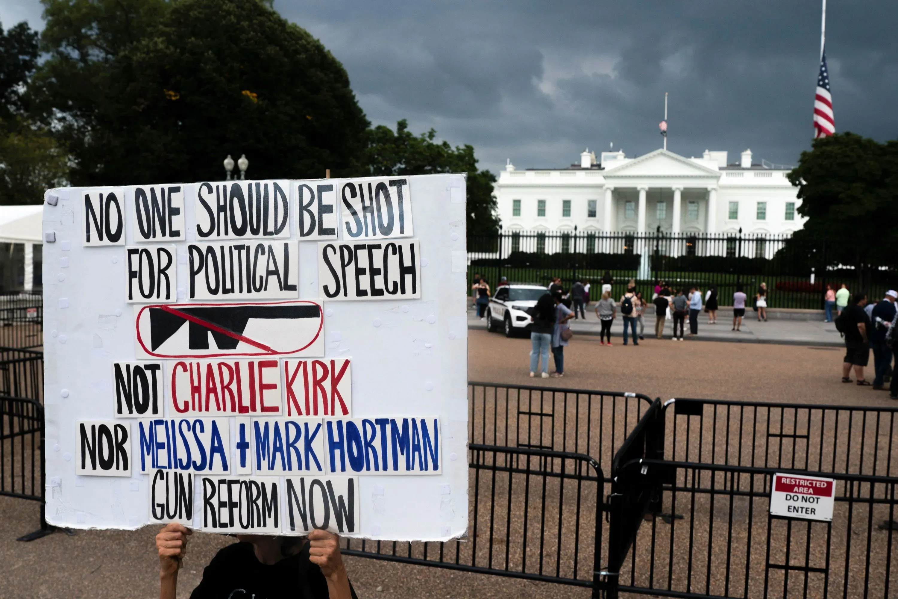 لا ينبغي أن يُطلق النار على أحد بسبب التعبير السياسي، كما يظهر في لافتة أمام البيت الأبيض تدعو إلى إصلاح قوانين السلاح.