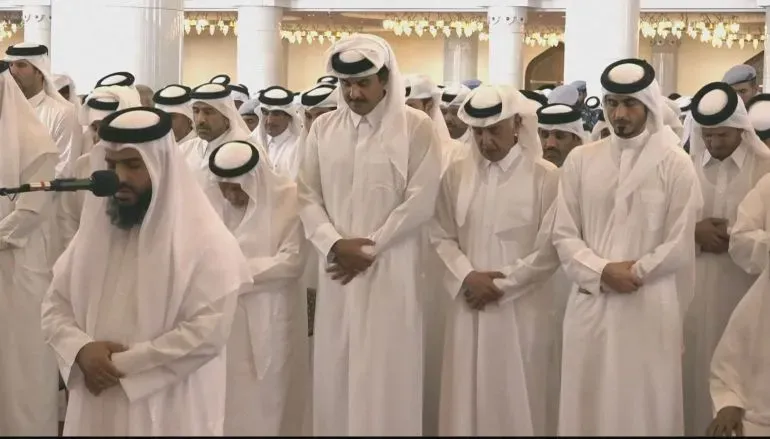تجمع المئات في مسجد الإمام محمد بن عبد الوهاب في الدوحة لأداء صلاة الجنازة على ضحايا الهجوم الإسرائيلي، بحضور أمير قطر الشيخ تميم بن حمد آل ثاني.