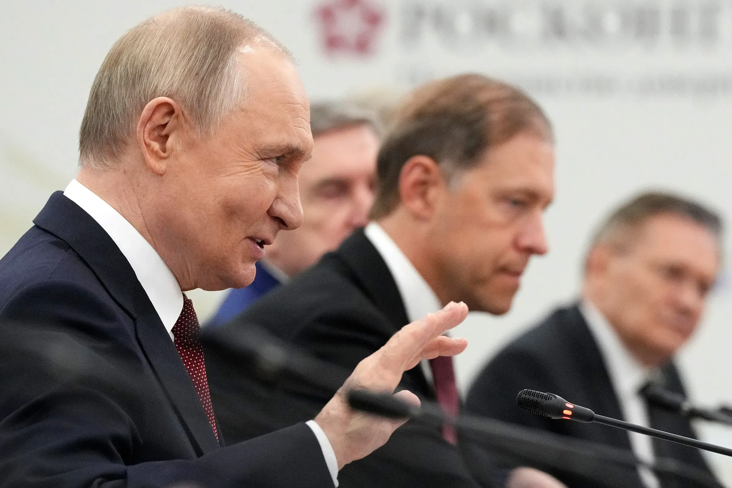 اجتماع للرئيس الروسي فلاديمير بوتين مع مستشارين، حيث يناقشون قضايا استراتيجية. تعكس تعابير وجه بوتين ثقته في موقفه خلال الحرب في أوكرانيا.