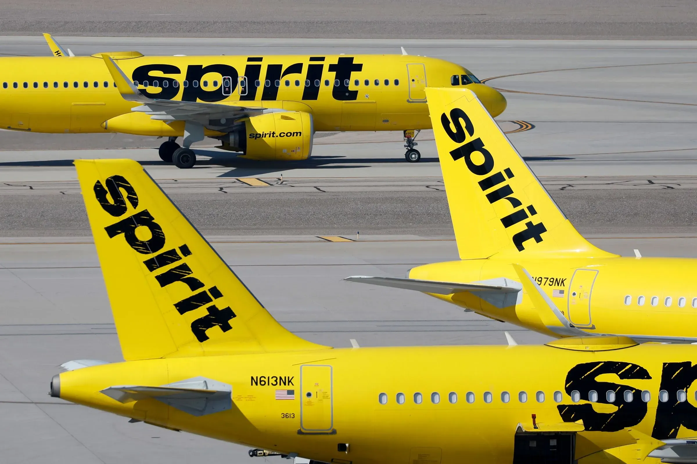 طائرات شركة Spirit Airlines الصفراء في المطار، تعكس تأثير ارتفاع أسعار الوقود على صناعة الطيران، مما يهدد رحلاتها الاقتصادية.