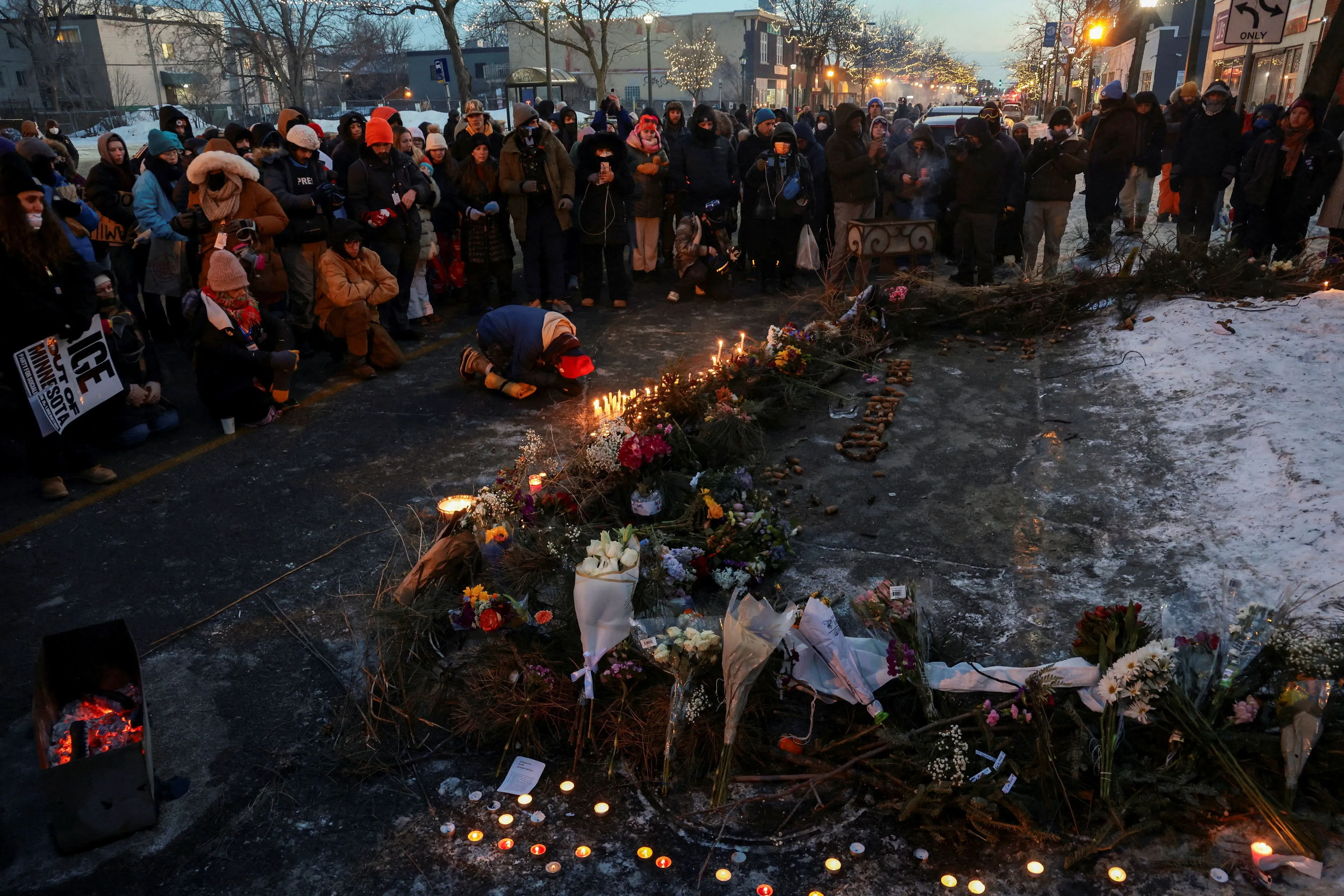 تجمع حشد من المحتجين حول نصب تذكاري مضاء بالشموع والزهور في مينيابوليس، تكريمًا لأليكس بريتي بعد وفاته.