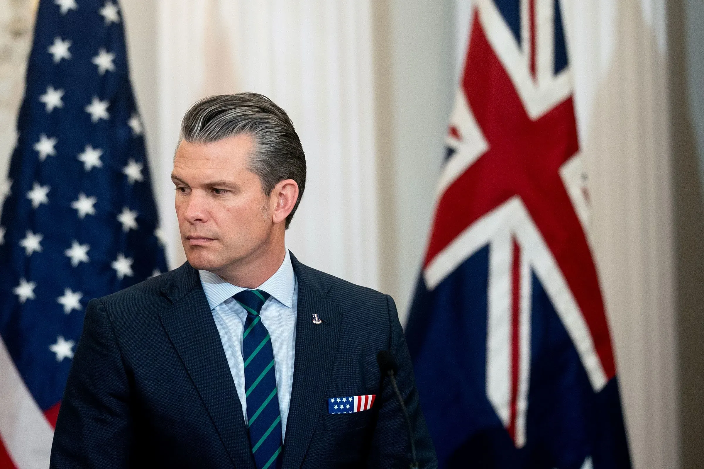 بيت هيغسيث، وزير الدفاع الأمريكي، يتحدث في برنامج "فوكس أند فريندز" عن الهجوم على سفينة مخدرات في البحر الكاريبي، مع العلميات العسكرية المتنازع عليها.