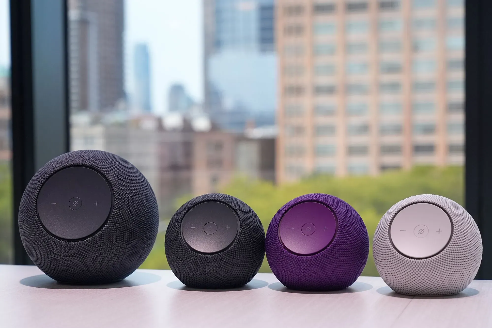 أجهزة مكبر الصوت الذكية من أمازون بألوان وأحجام مختلفة، تمثل تطور أليكسا في تقديم مساعد صوتي أكثر شخصية وتفاعلاً.