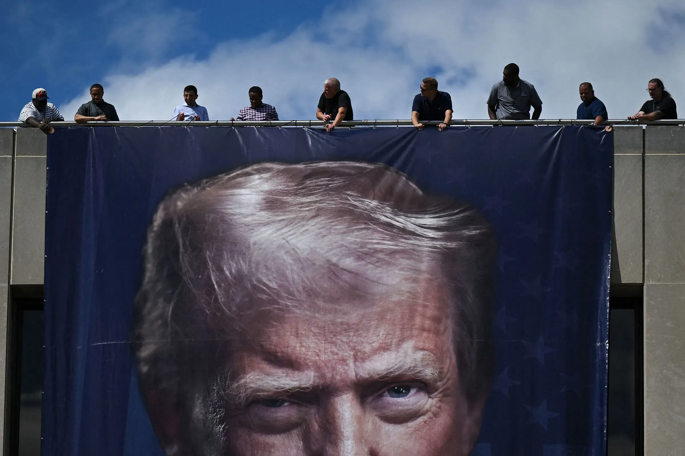 عمال البناء يراقبون أعمال الهدم في الجناح الشرقي للبيت الأبيض، في إطار خطة ترامب لبناء قاعة احتفالات جديدة.