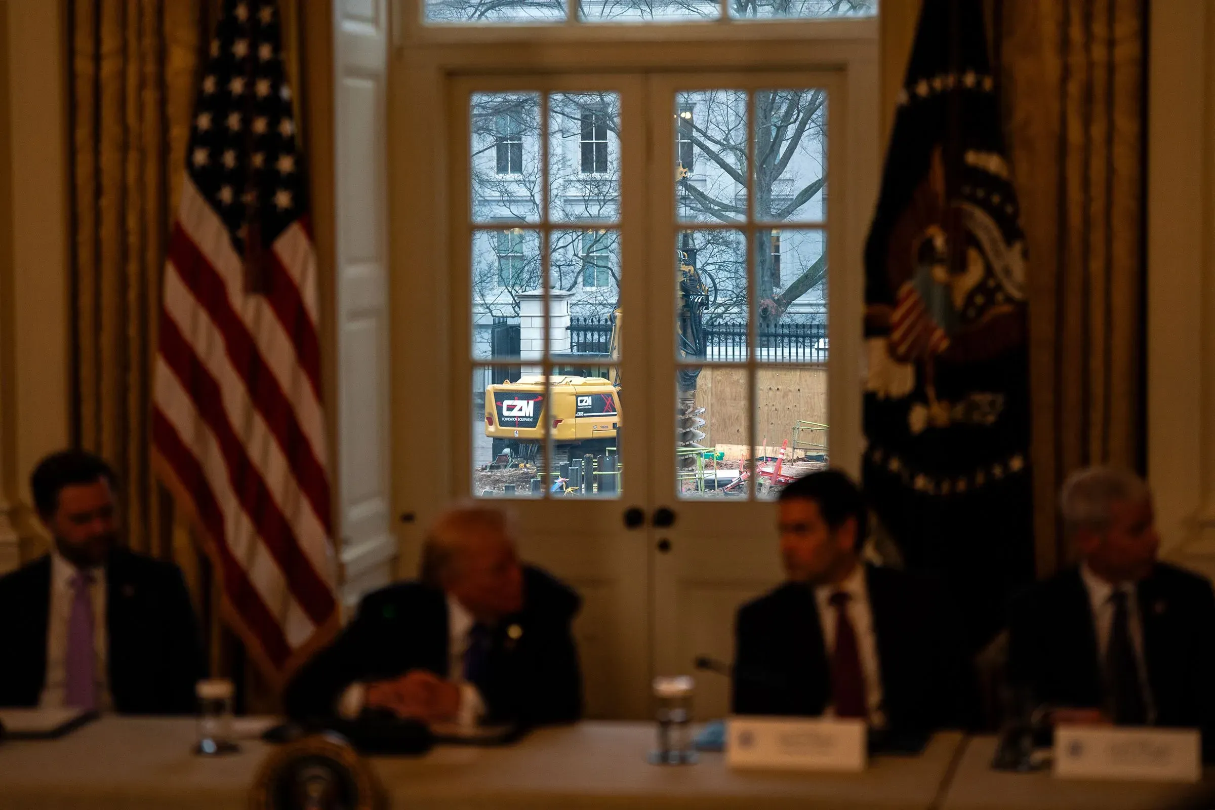 عمال البناء يراقبون أعمال الهدم في الجناح الشرقي للبيت الأبيض، في إطار خطة ترامب لبناء قاعة احتفالات جديدة.