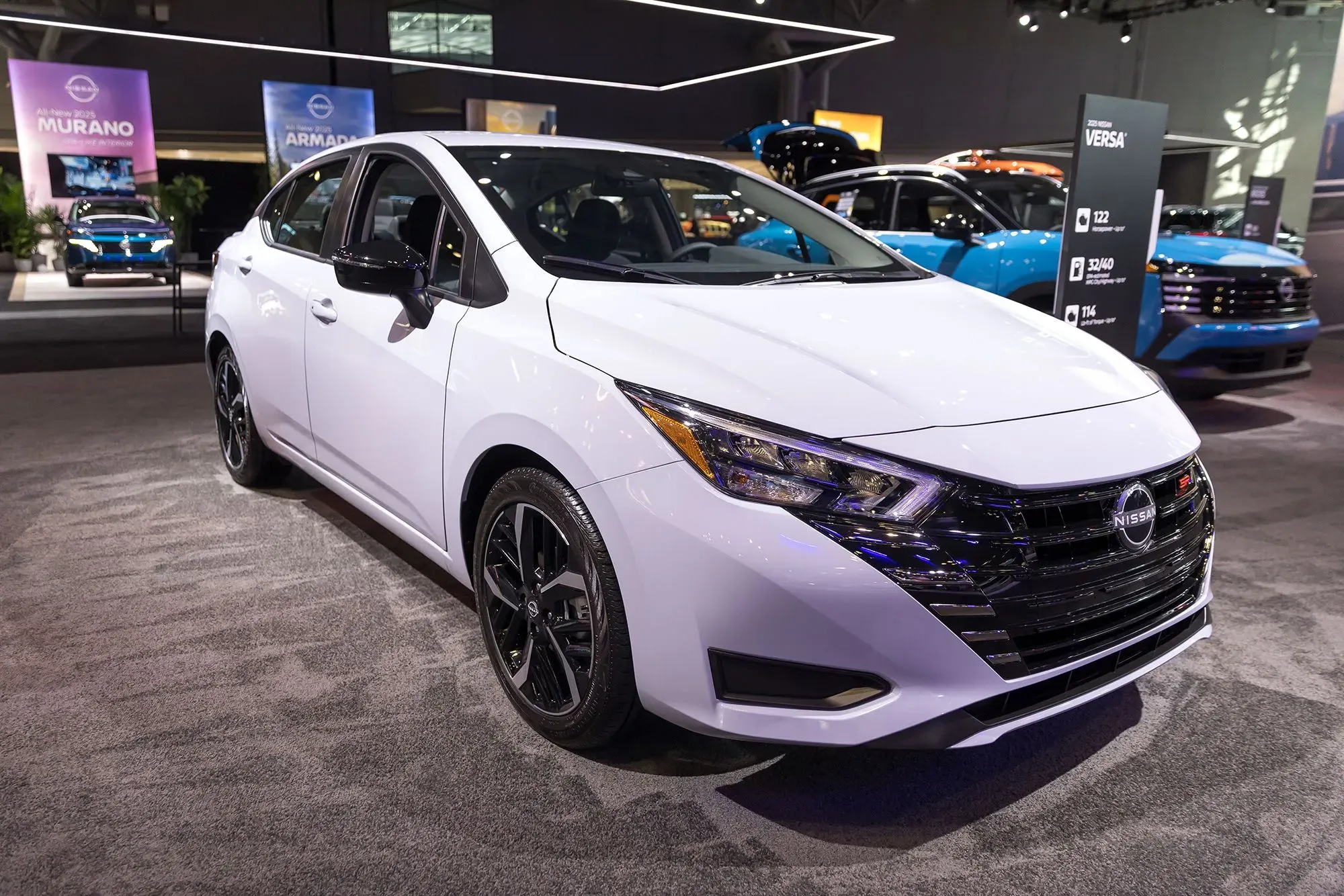 سيارة نيسان فيرسا الجديدة، التي كانت تُعتبر من الخيارات الاقتصادية، معروضة في معرض سيارات، مما يبرز تراجع الخيارات الرخيصة في السوق.